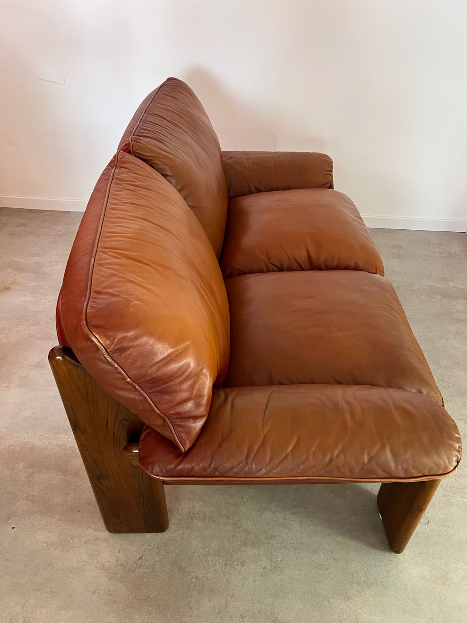 Old 2-seater leather and walnut sofa design 70s Mobil Girgi Mario Marenco vintage Italy
