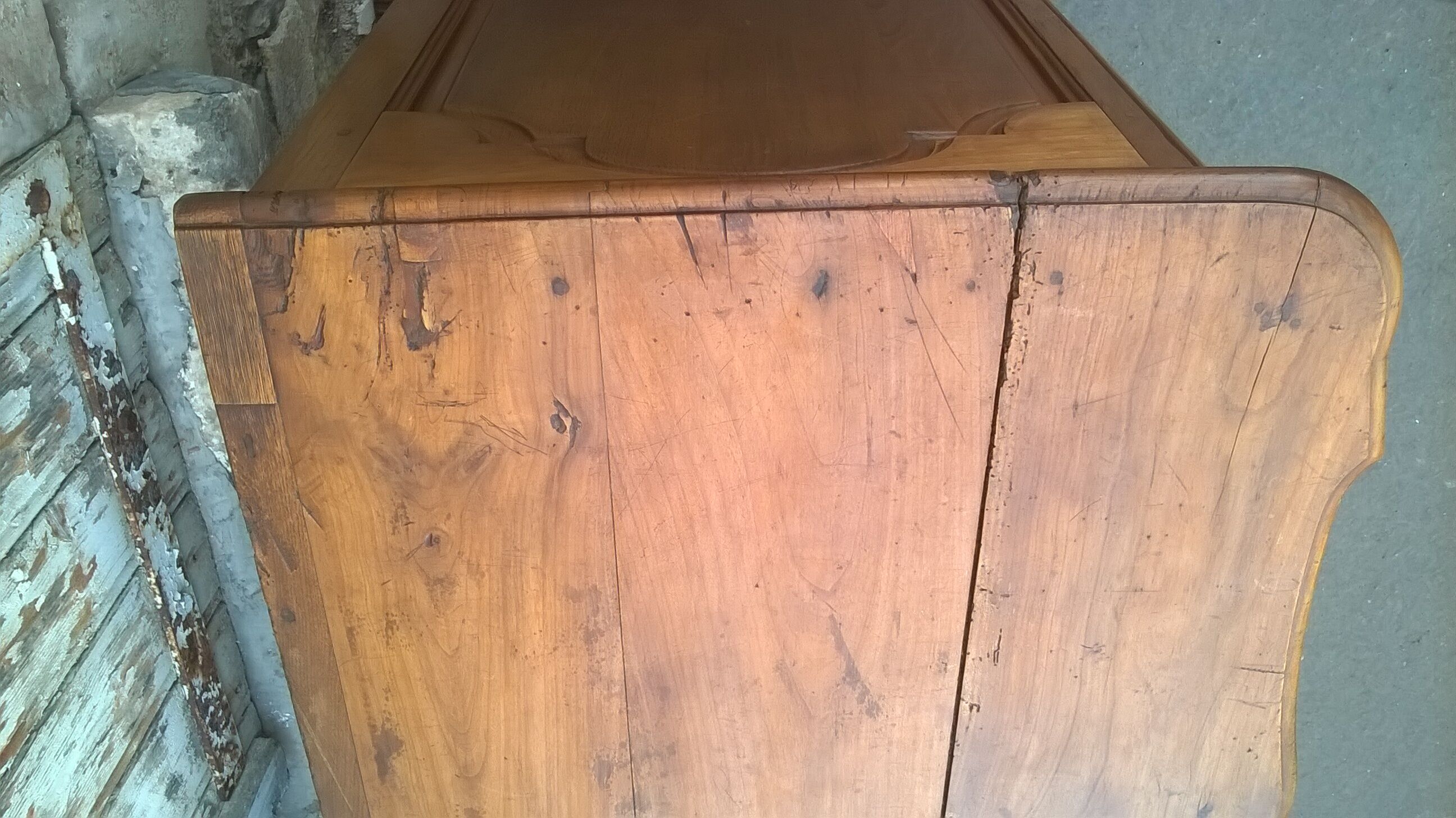 Commode arbalète en noyer XVlle, Louis XV