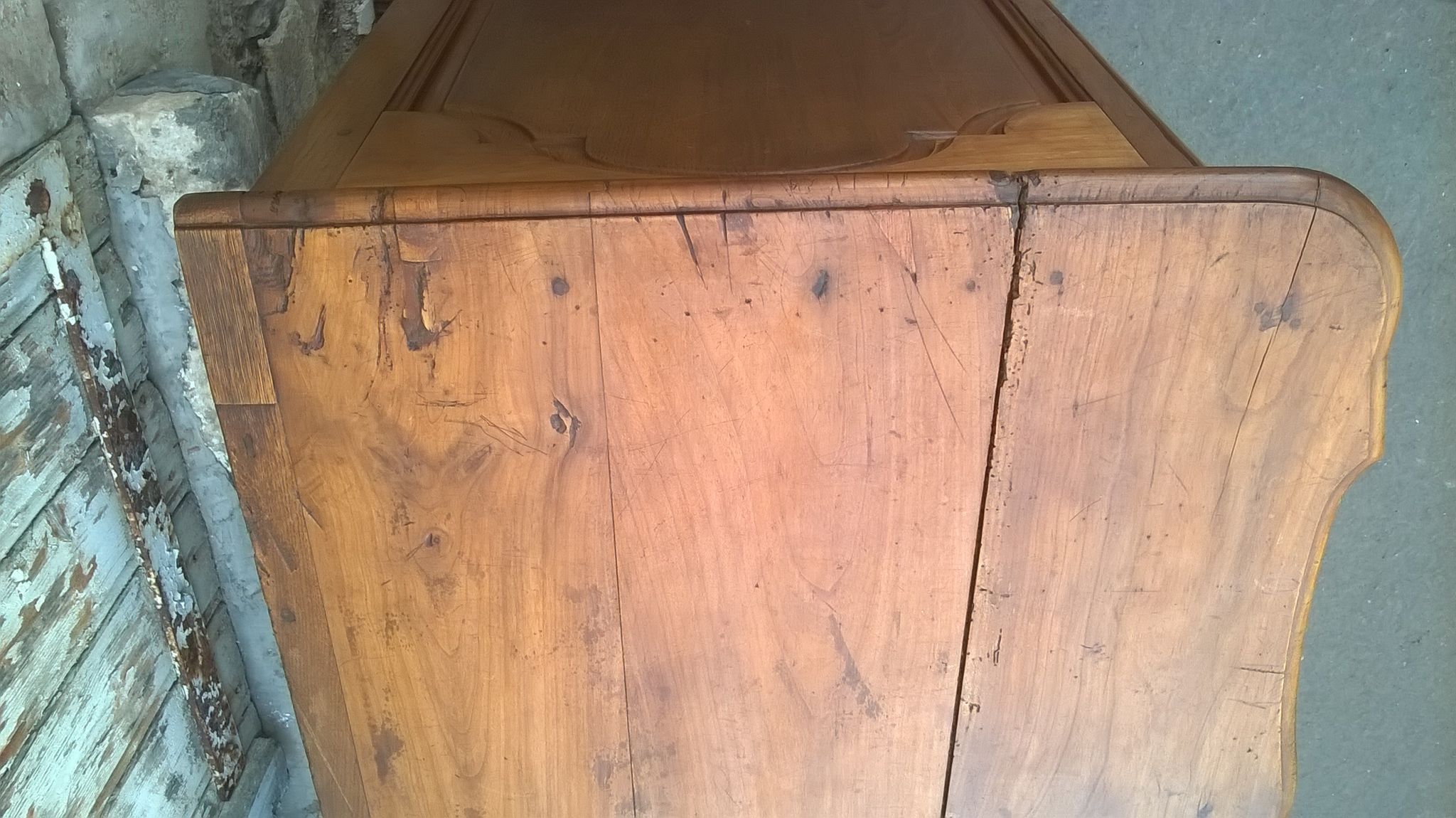 Crossbow chest of drawers in walnut, 17th century, Louis XV