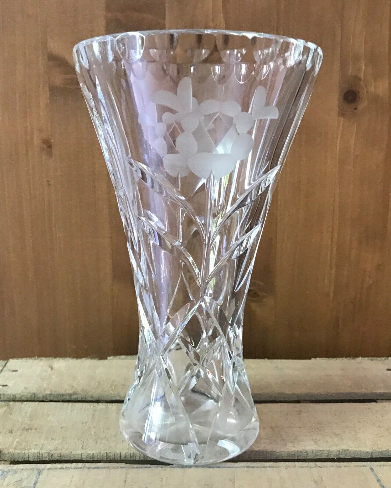 Crystal vase chiseled flower with frosted petals