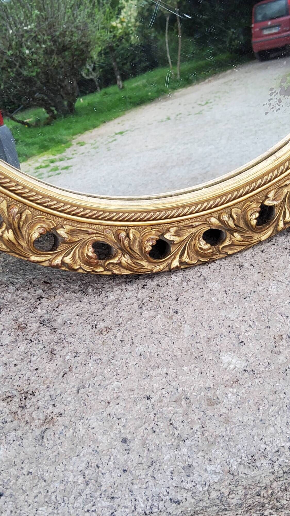 Round neoclassical style mirror in wood and gilded stucco from the 1950s