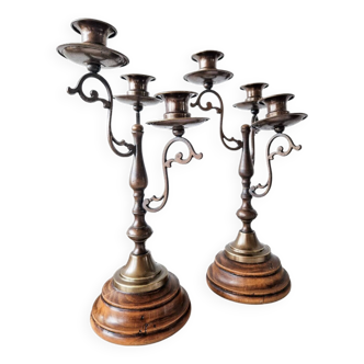 Paire de chandeliers en bois et laiton ancien