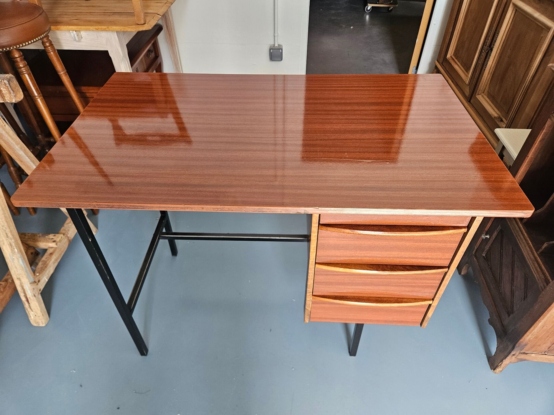 Bureau ancien en bois et fer
