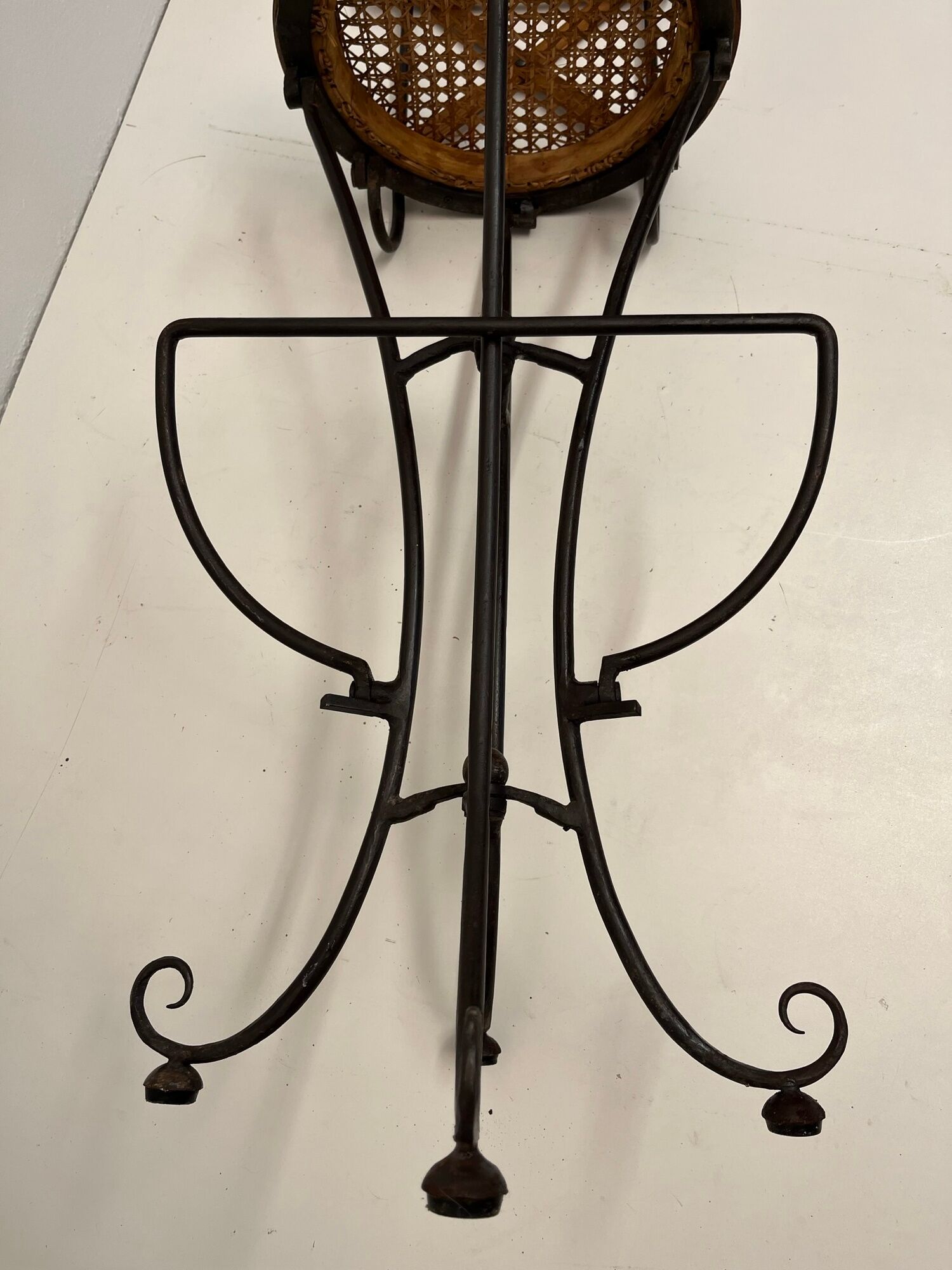 Paire de tabourets de bar vintage en bois et fer forgé avec assises cannées
