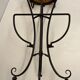 Paire de tabourets de bar vintage en bois et fer forgé avec assises cannées