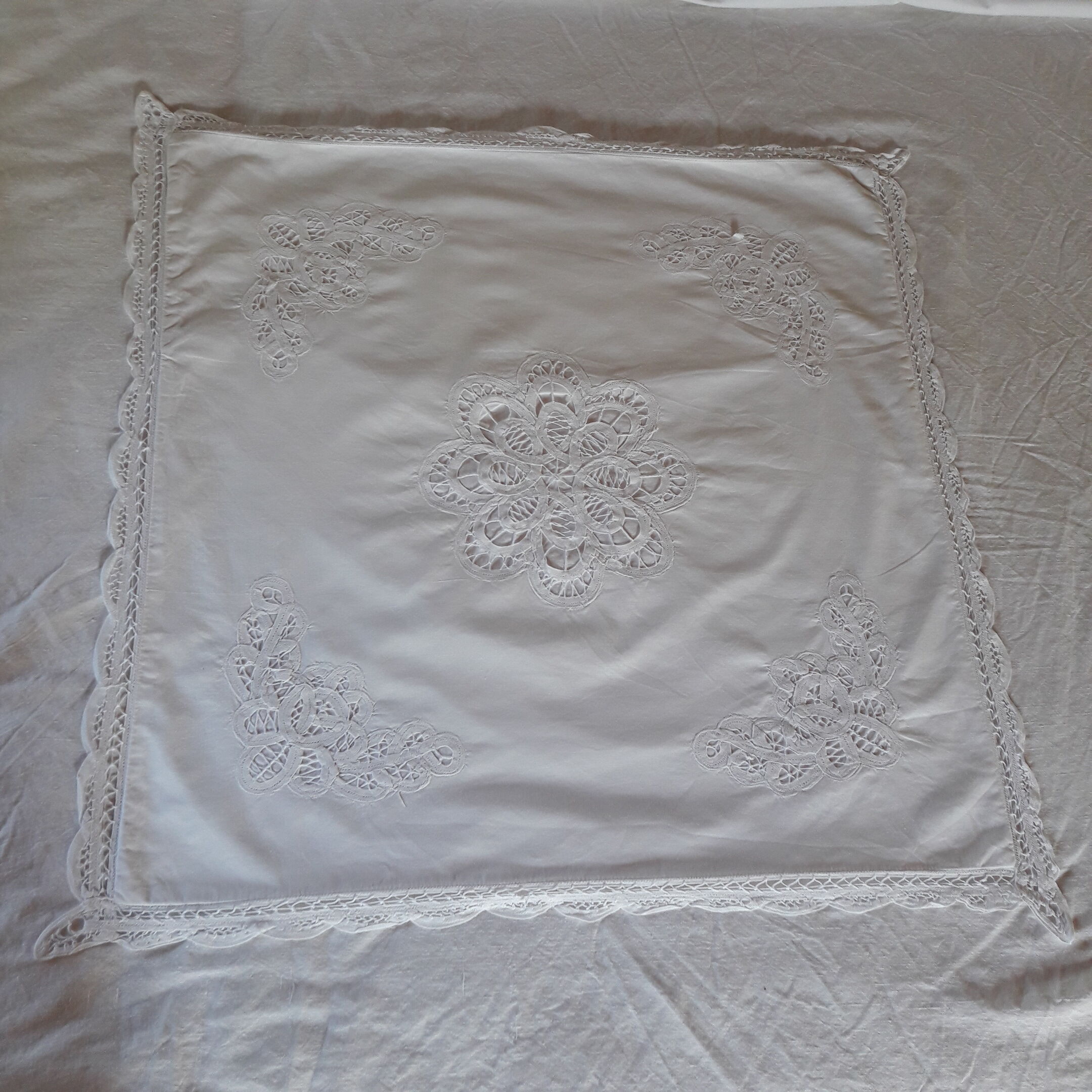 Set cover duvet and white lace pillowcases