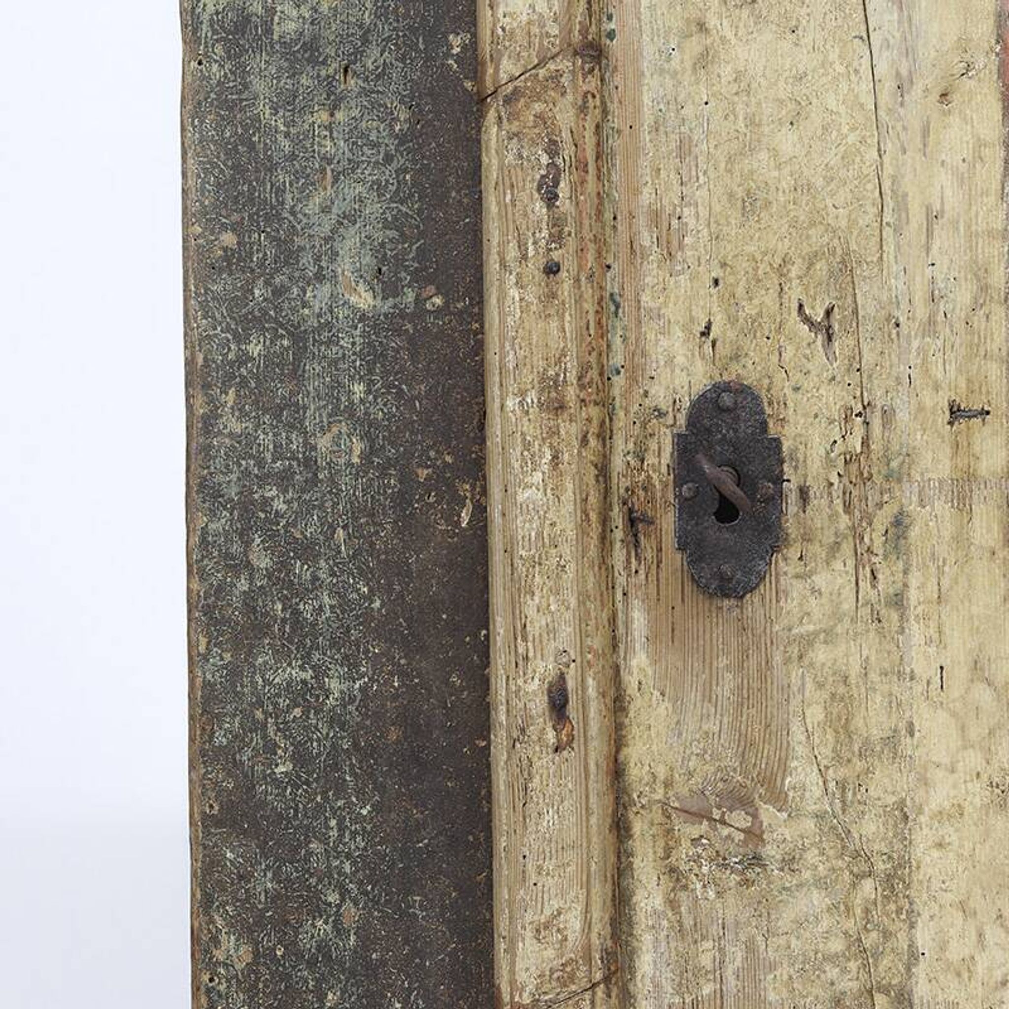 Armoire de mariée peinte en art populaire de ferme rustique et vieillie