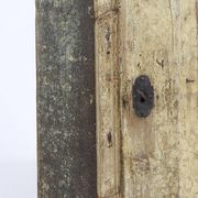 Armoire de mariée peinte en art populaire de ferme rustique et vieillie