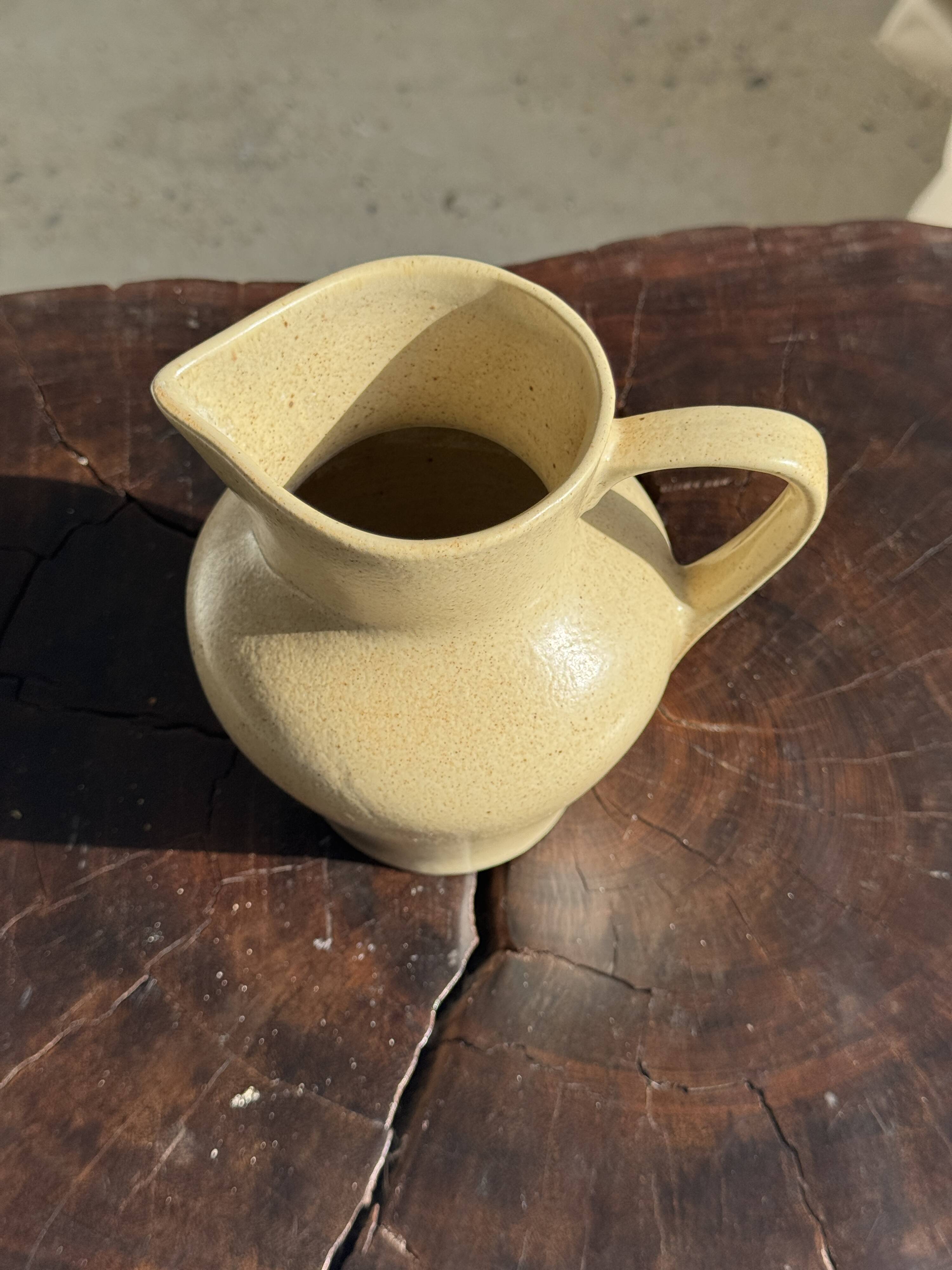 Small beige stoneware jug H14 L15