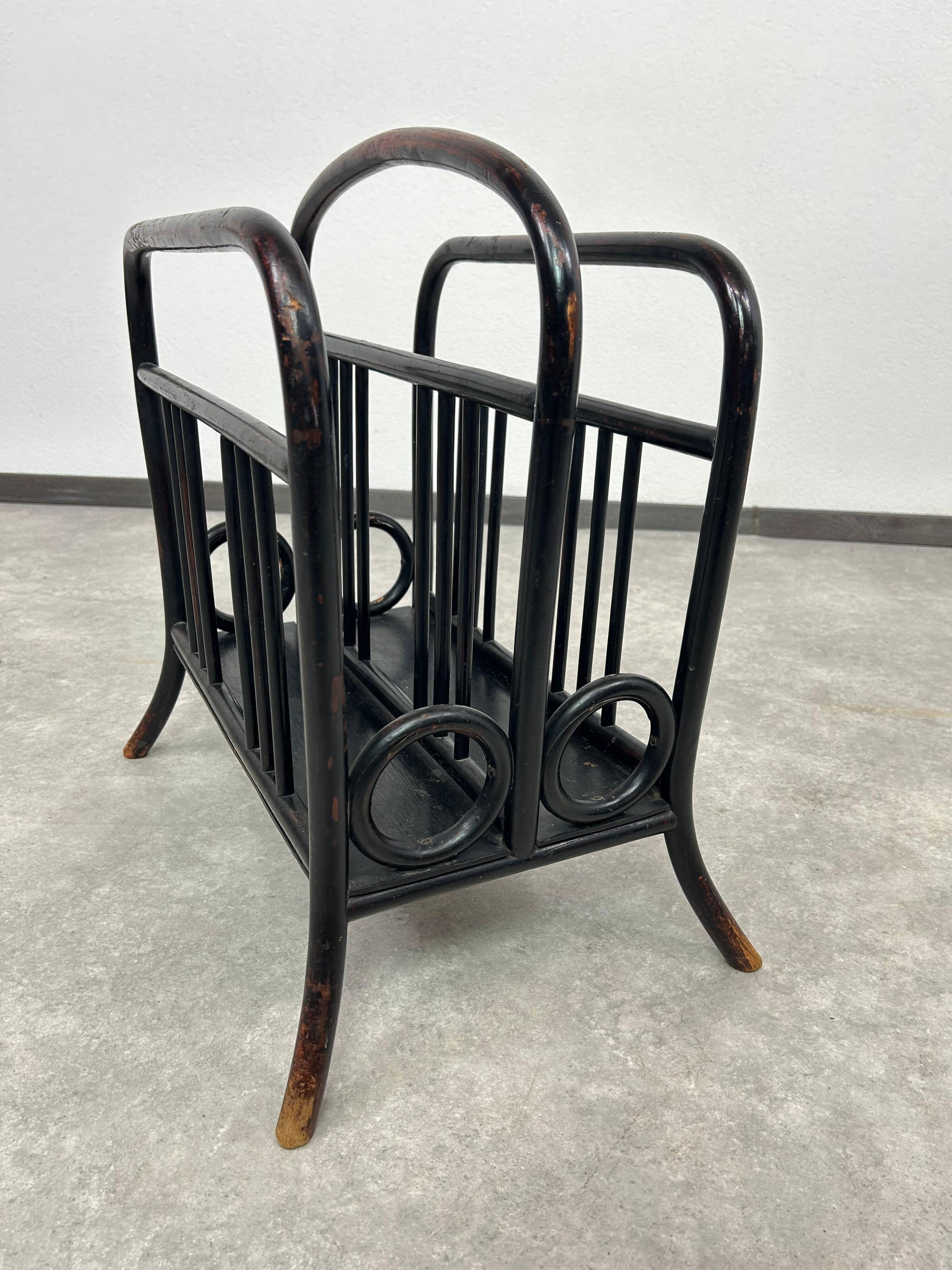 Curved wooden magazine rack no.33 by Thonet