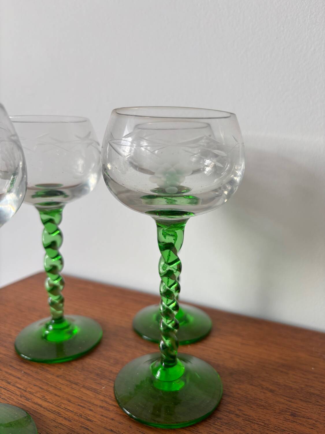 Set of vintage white wine glasses – twisted green stem engraved