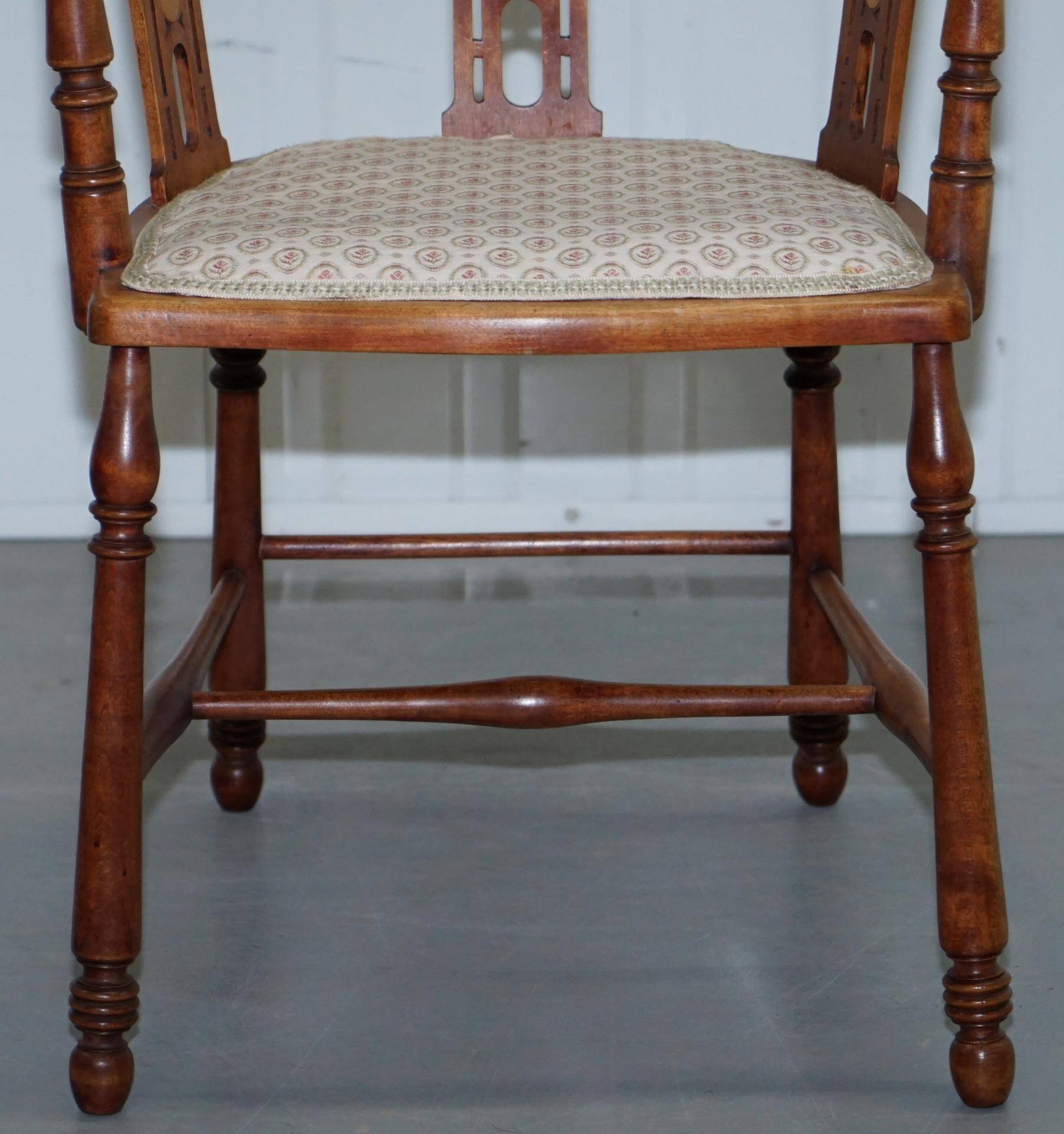 Chaise en noyer Edwardian à dossier courbé avec incrustation de nacre style Arts and Crafts