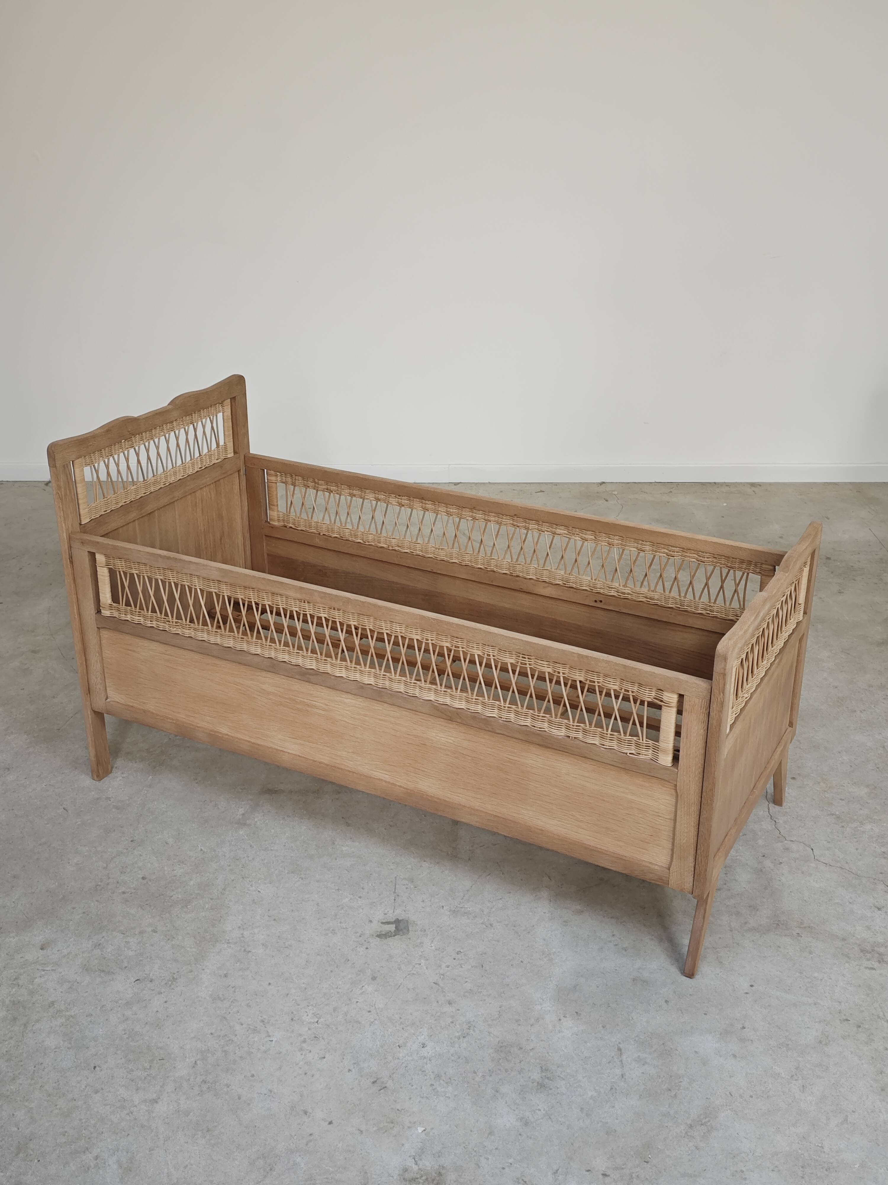 Children's bed in wood and sandblasted rattan from the 1960s.