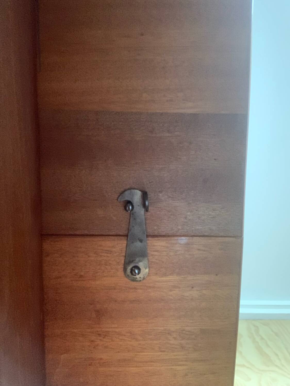 Extendable dining table