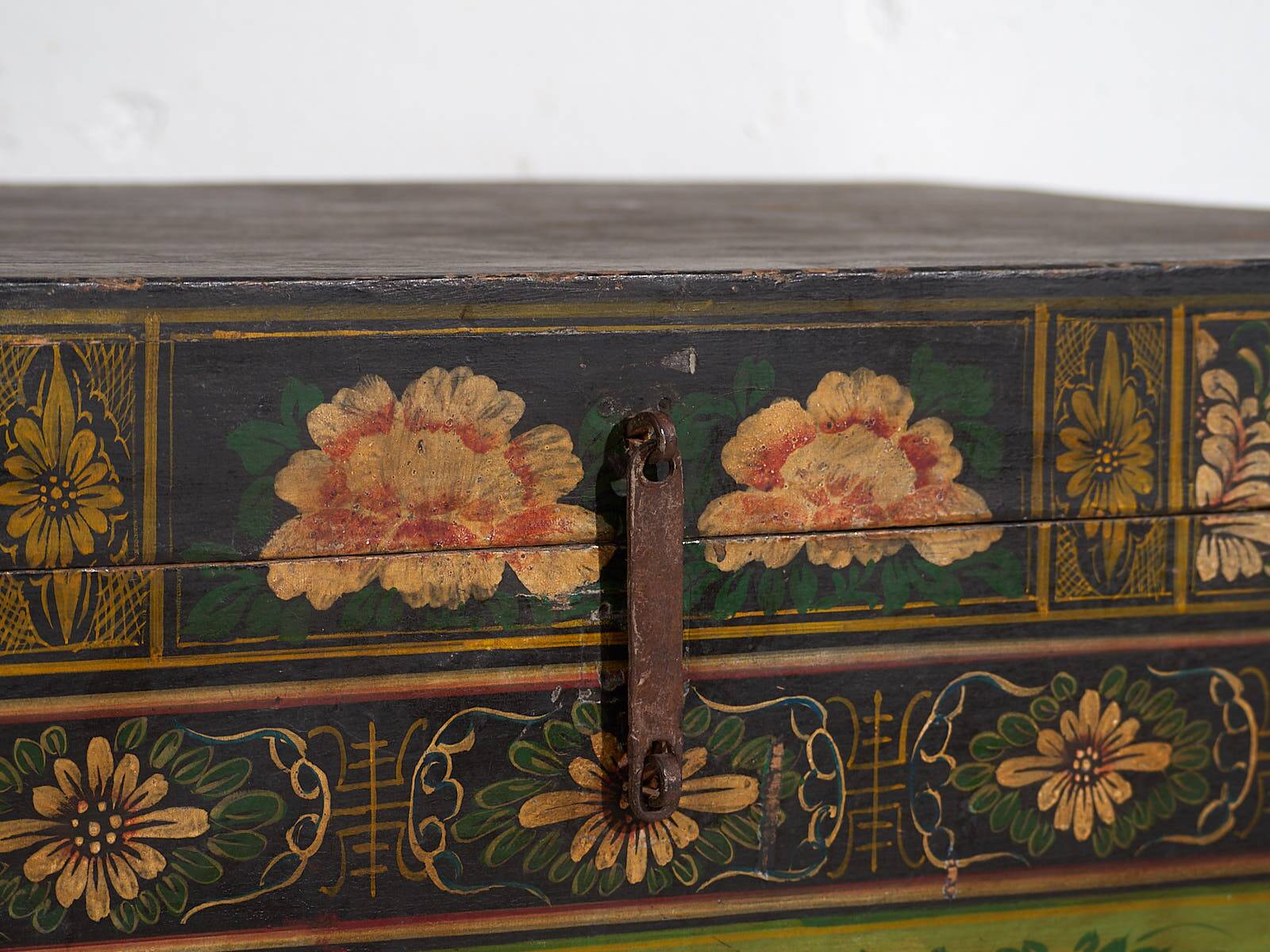 Antique opera chest with illustrations of magpies (China, circa 1900) #25