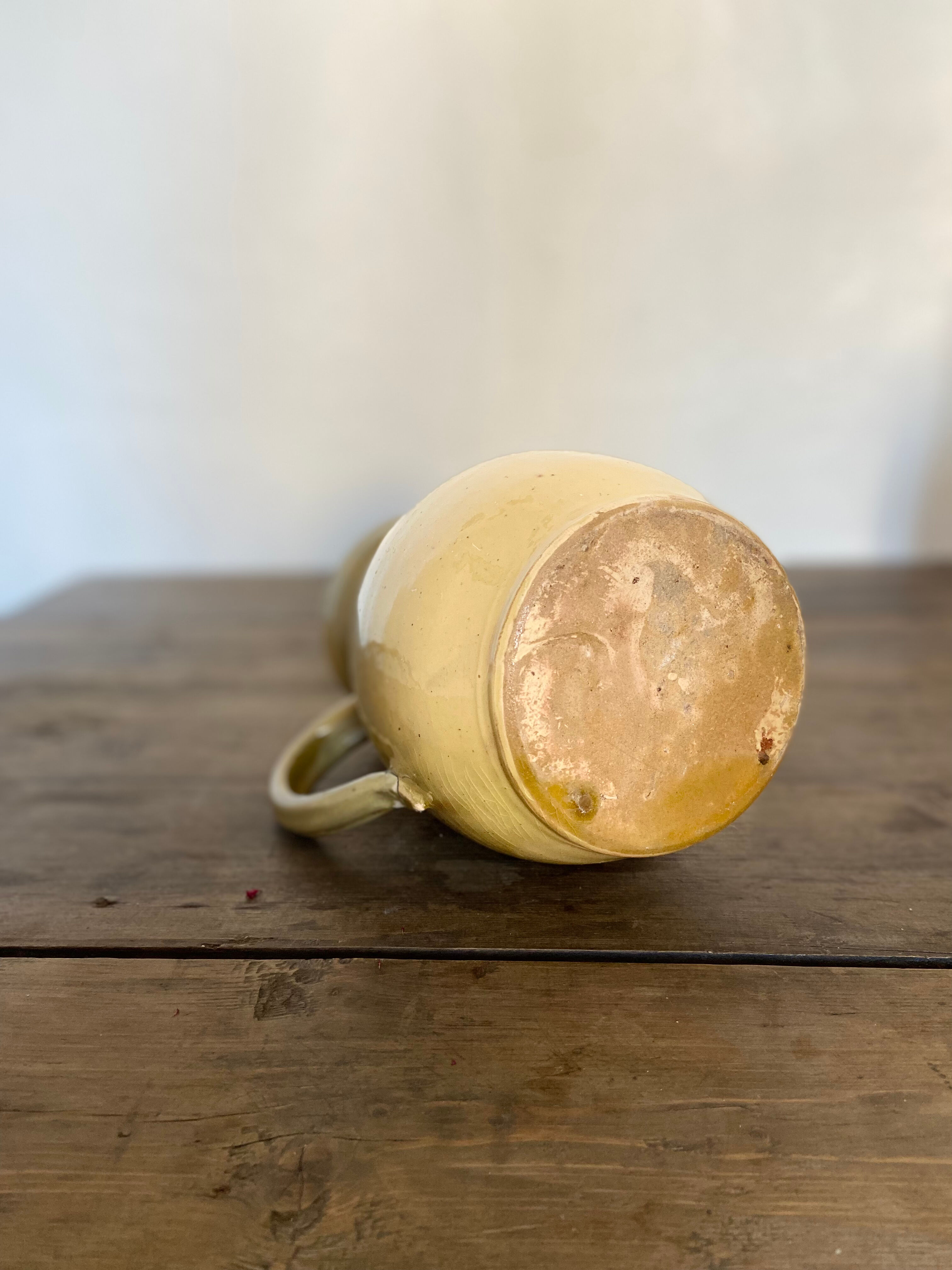 Pichet émaillé jaune vintage en céramique