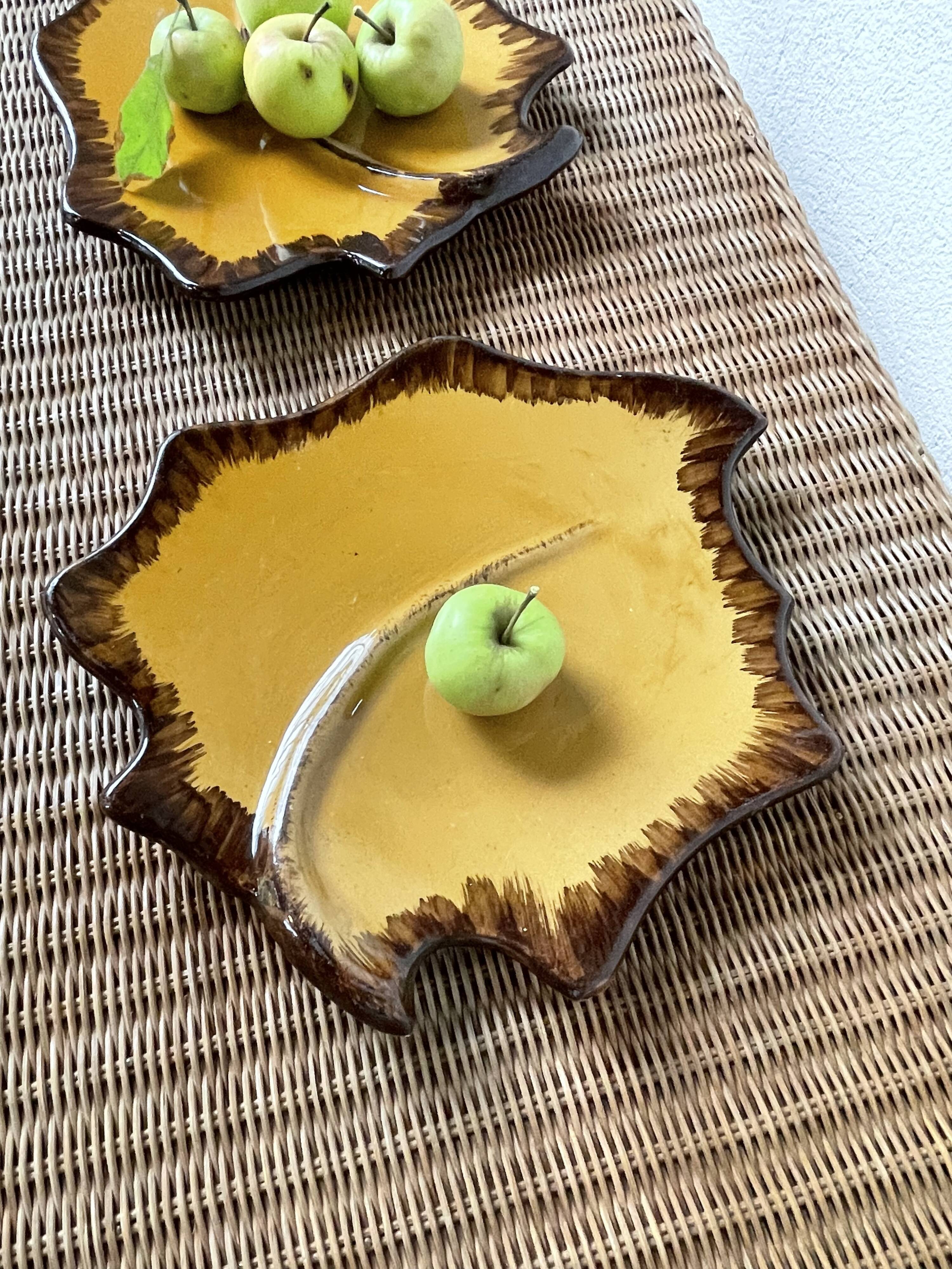 2 assiettes « feuille » céramique jaune