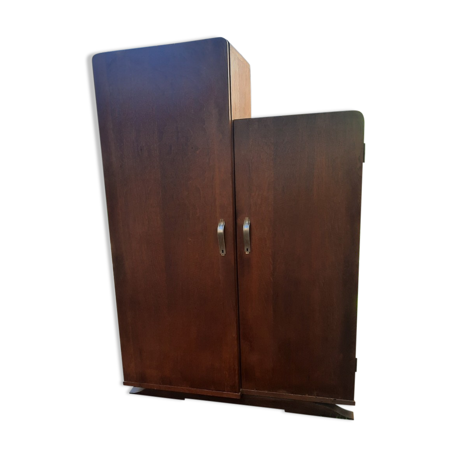 Asymmetrical cabinet