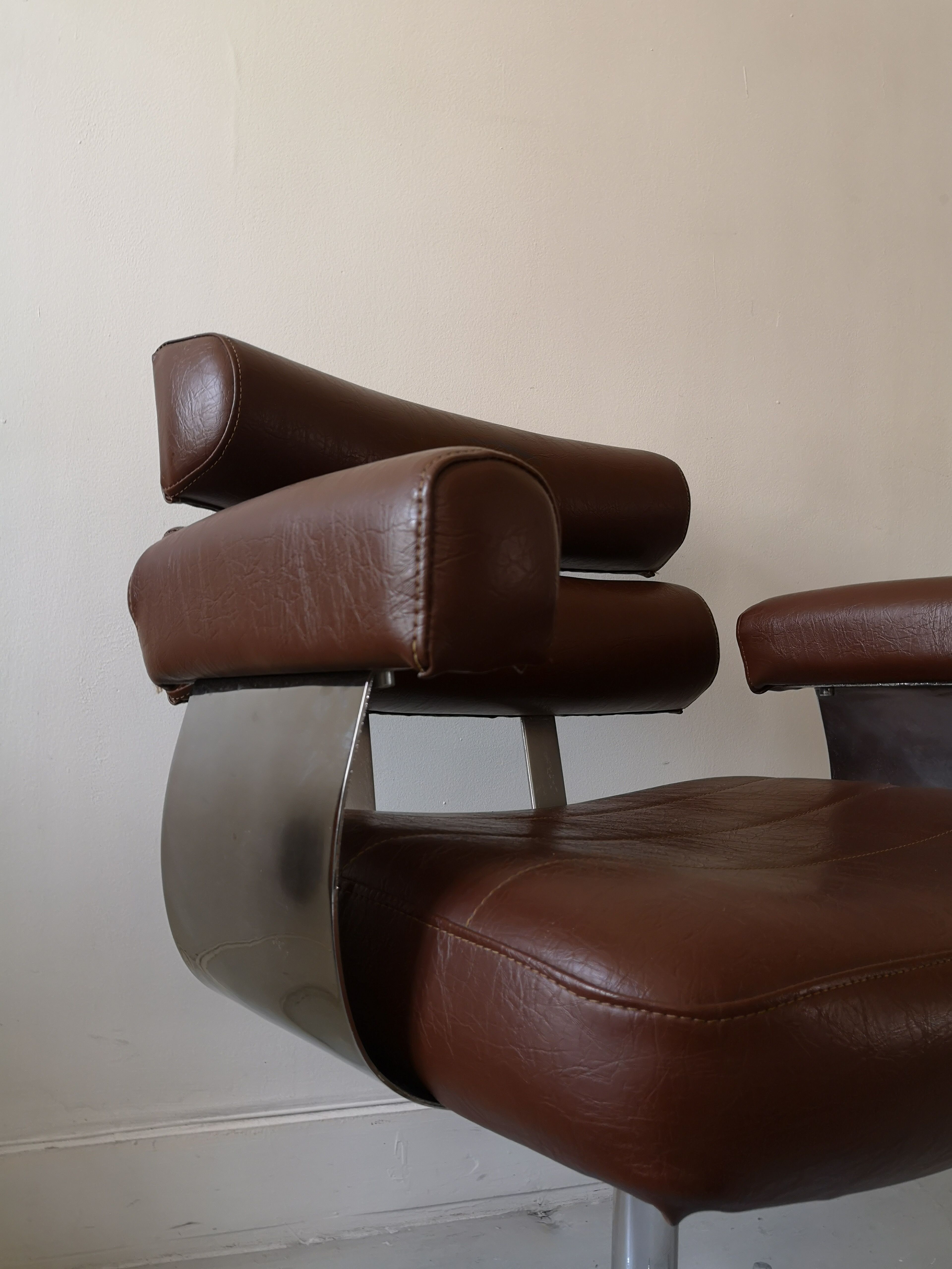 Office chair in skai and chrome, design year 70