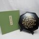Plat octogonal en bois laqué à motifs de grues par Nishimura Hikobei IX – Showa XXe s.