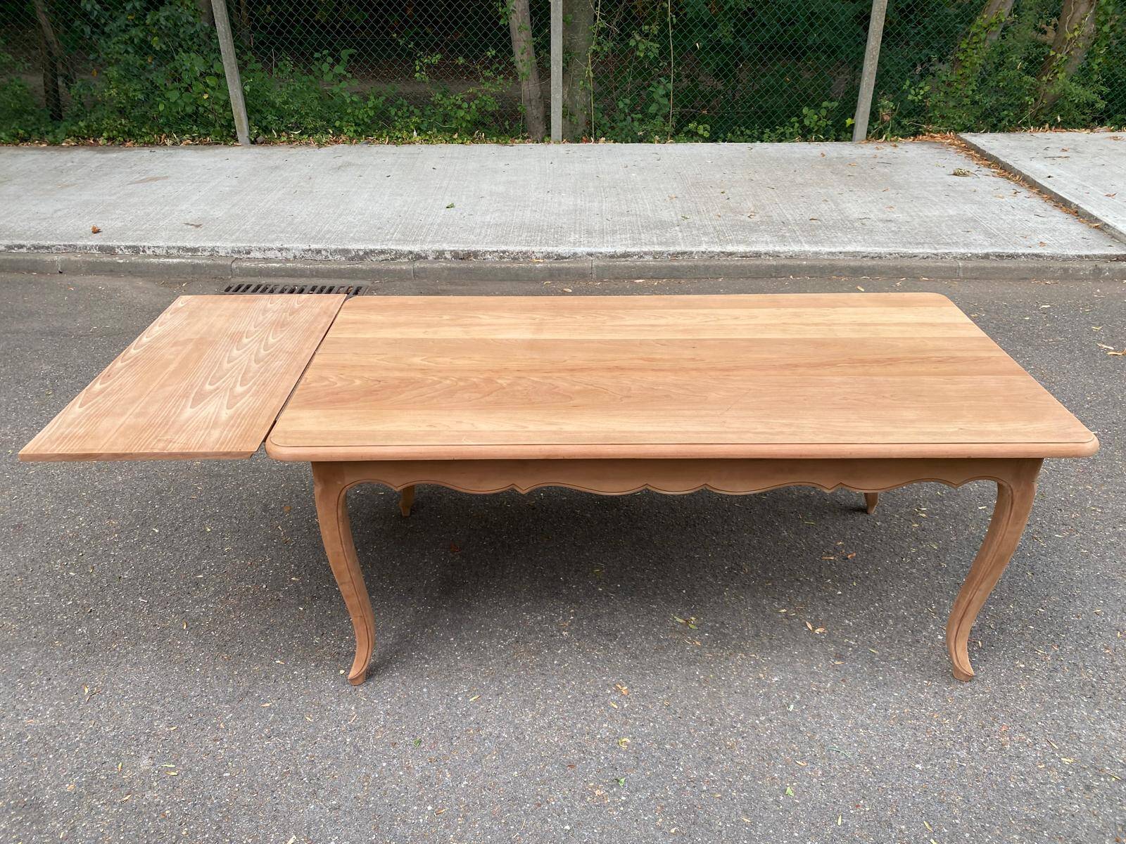 Table à manger de ferme chic extensible décapée en merisier massif Louis XV