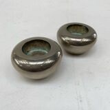 2 bougeoirs en métal argenté, années 70