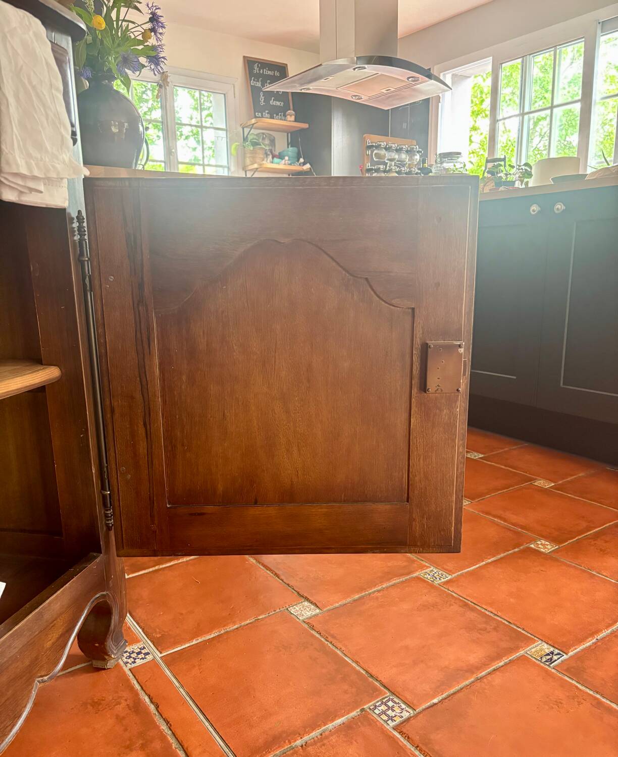 Buffet vaisselier ancien en chêne massif | Style Louis XV