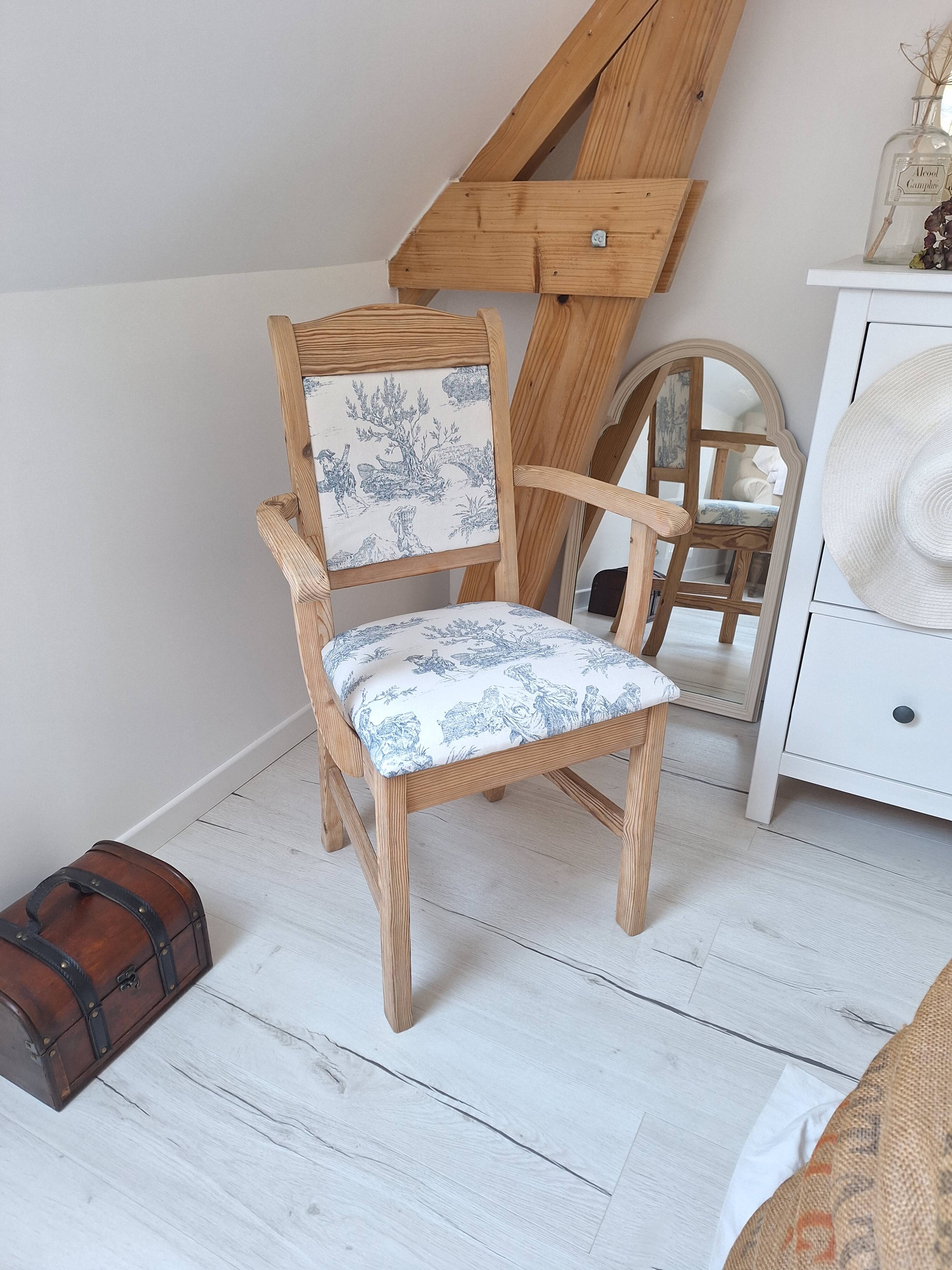 Chair / Armchair in solid wood and blue toile de Jouy