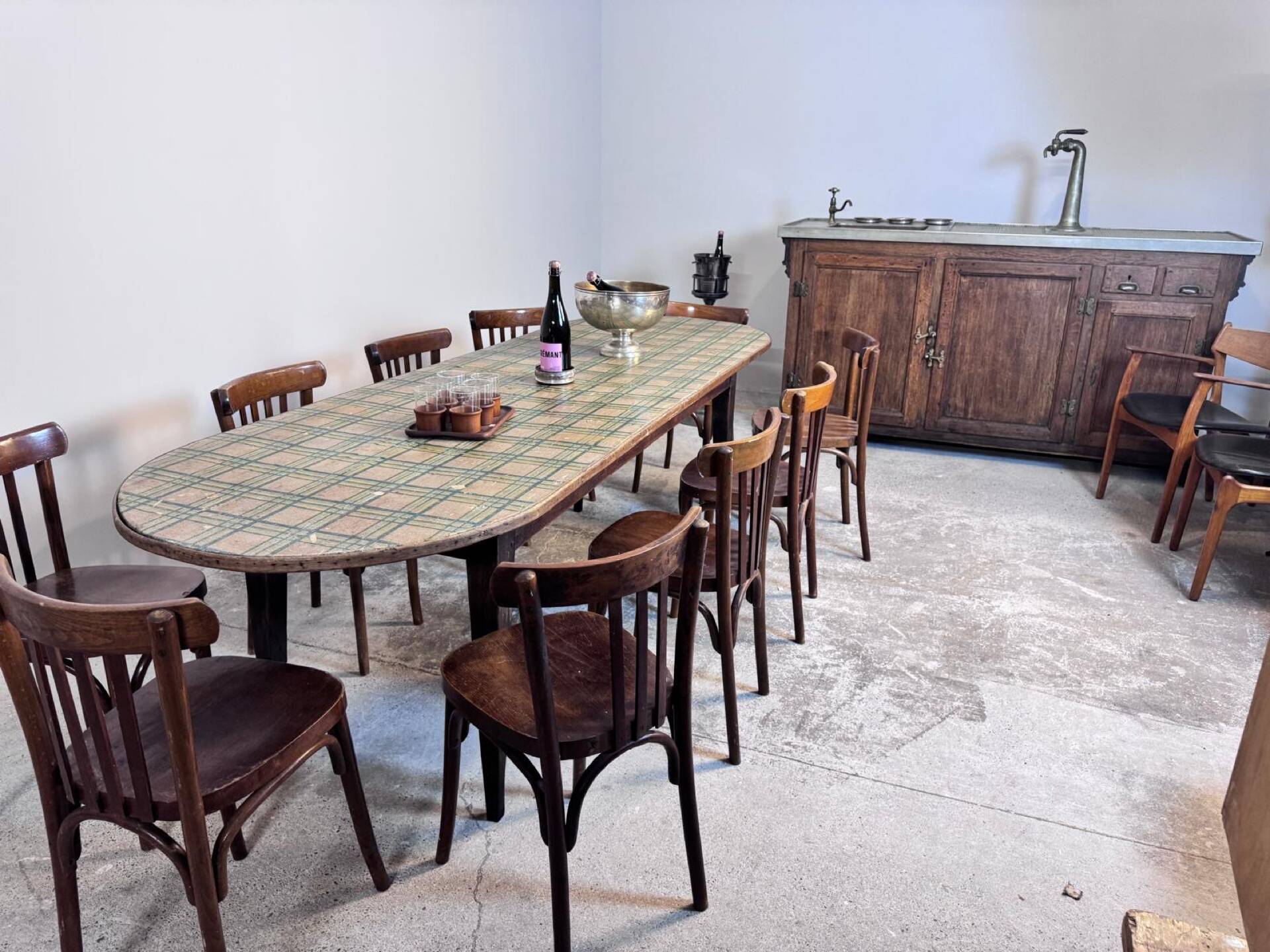Large oval bistro table dimensions 255 cm