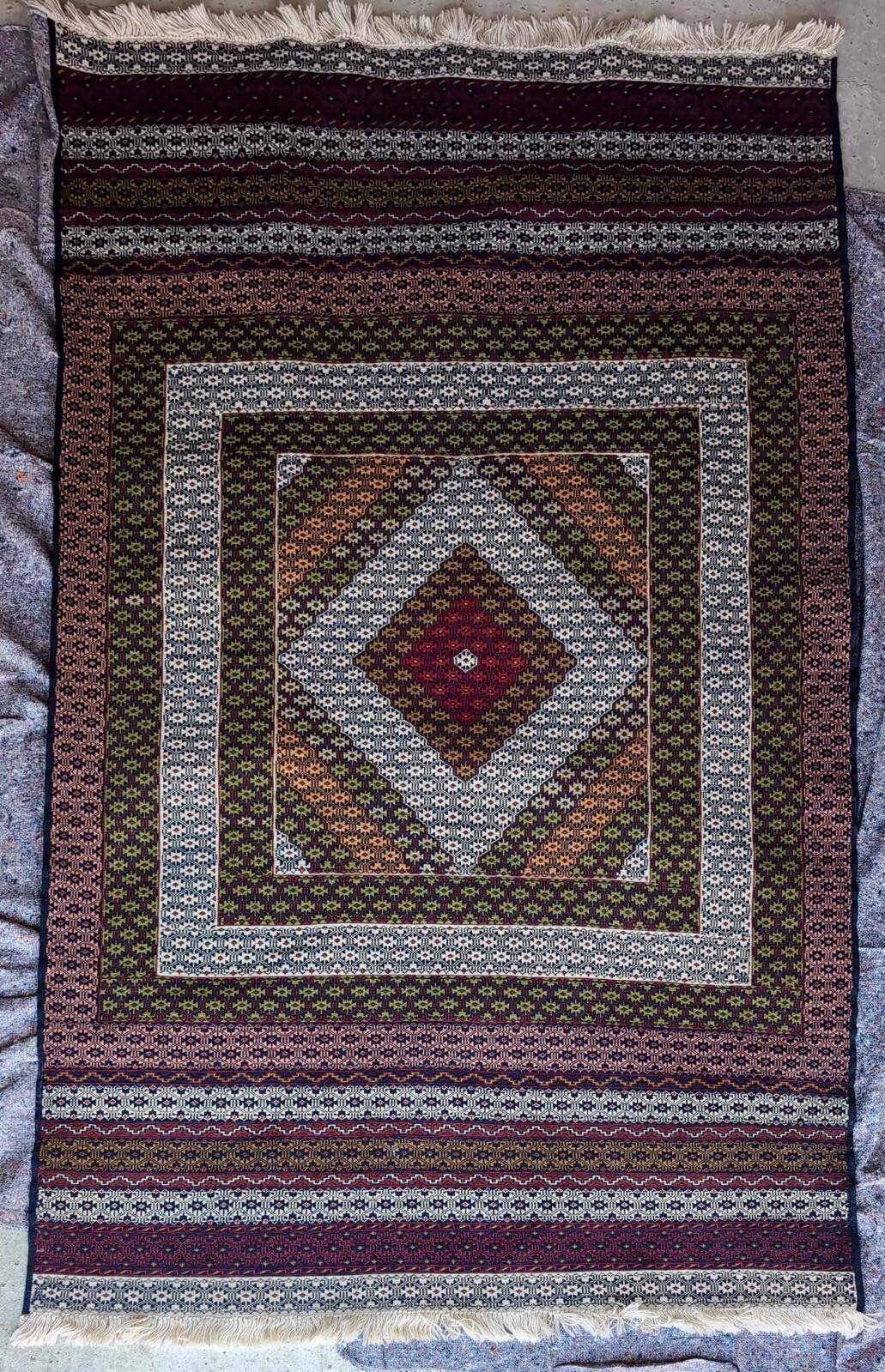 Tapis afghan artisanal réalisé à l’aiguille – 175 × 135cm