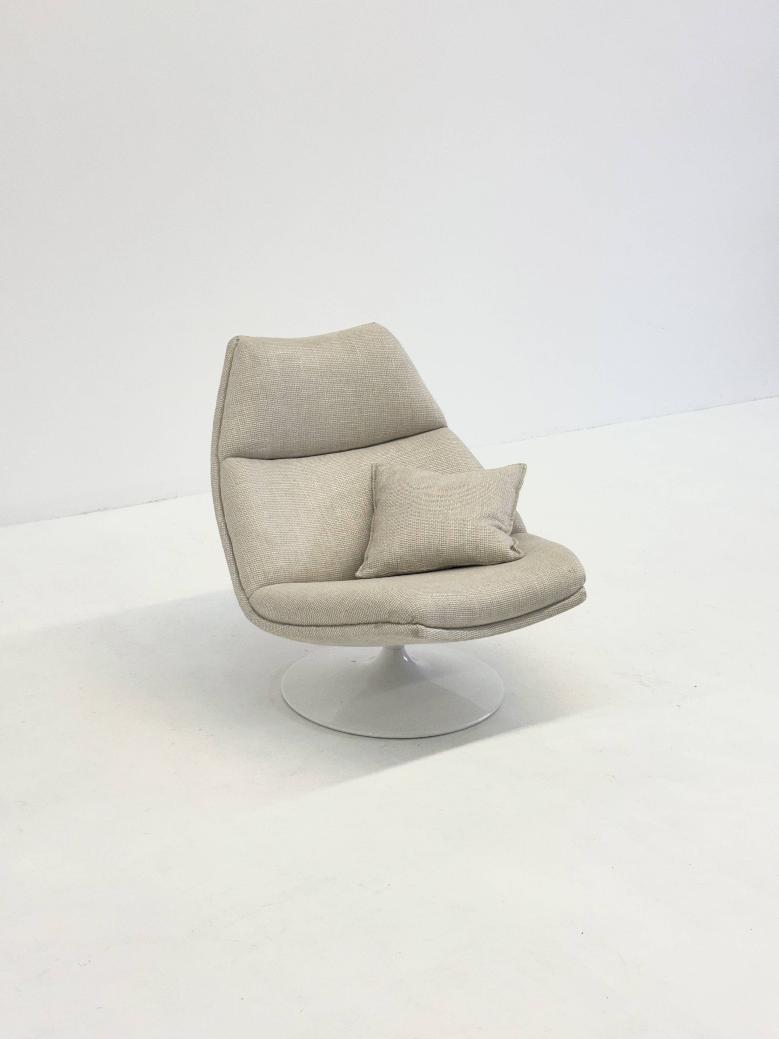 Artifort F511 armchair in cream