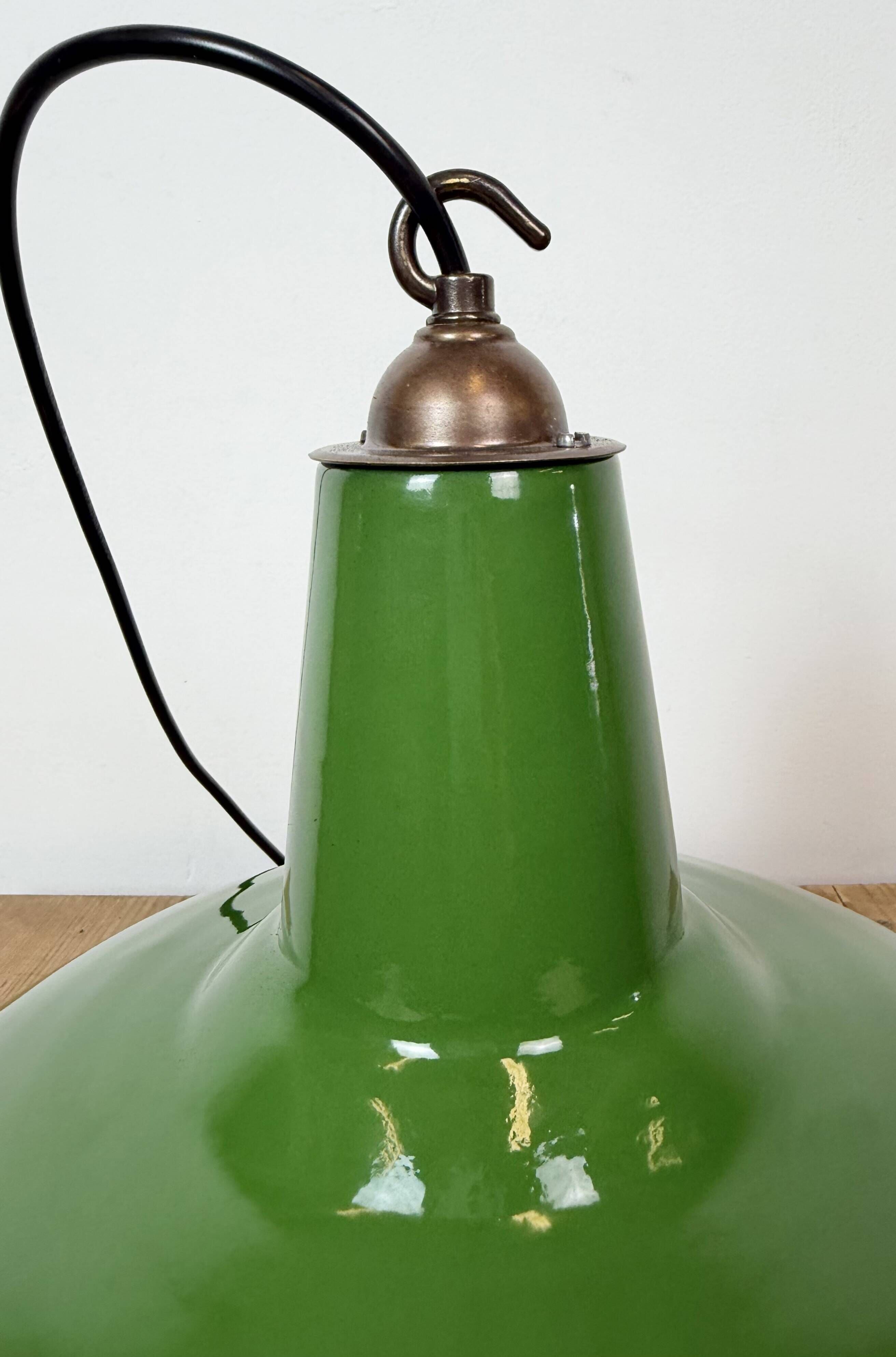 Lampe suspendue en émail vert industriel de Jackson Electrical Co., années 1960.