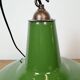 Lampe suspendue en émail vert industriel de Jackson Electrical Co., années 1960.