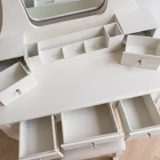 Coiffeuse vintage blanche avec tabouret et miroir