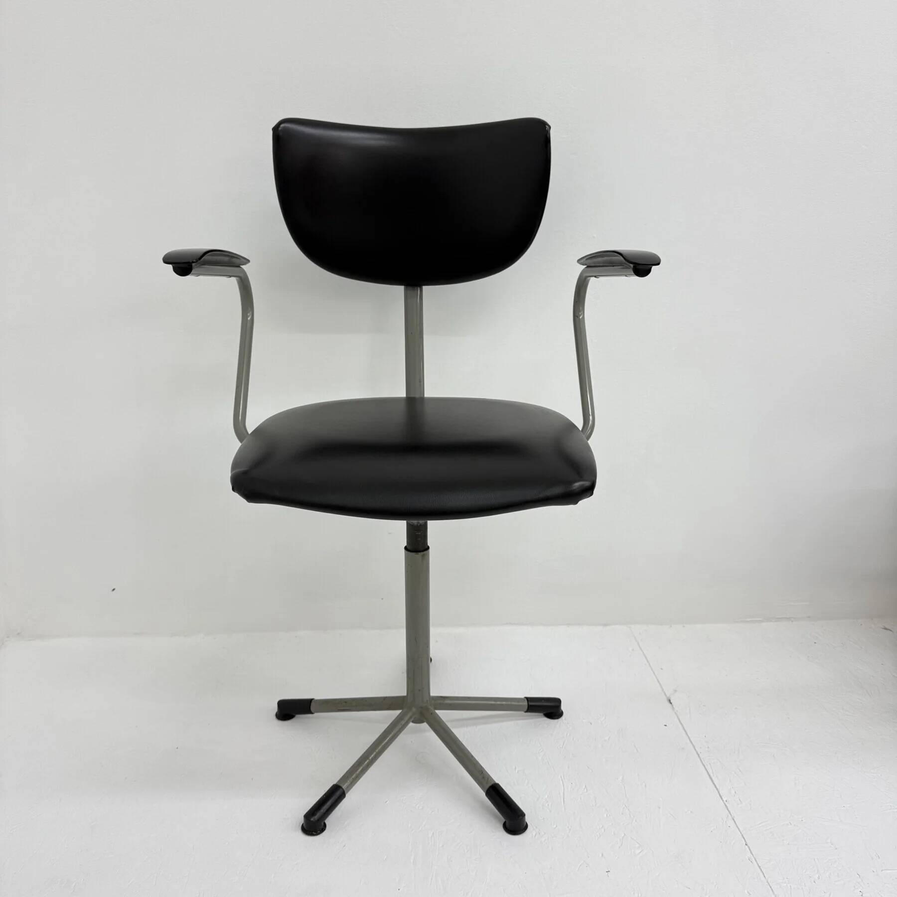 Chaise de bureau mid-century 3311 par Toon de Wit pour Gebroeders de Wit, années 1960.