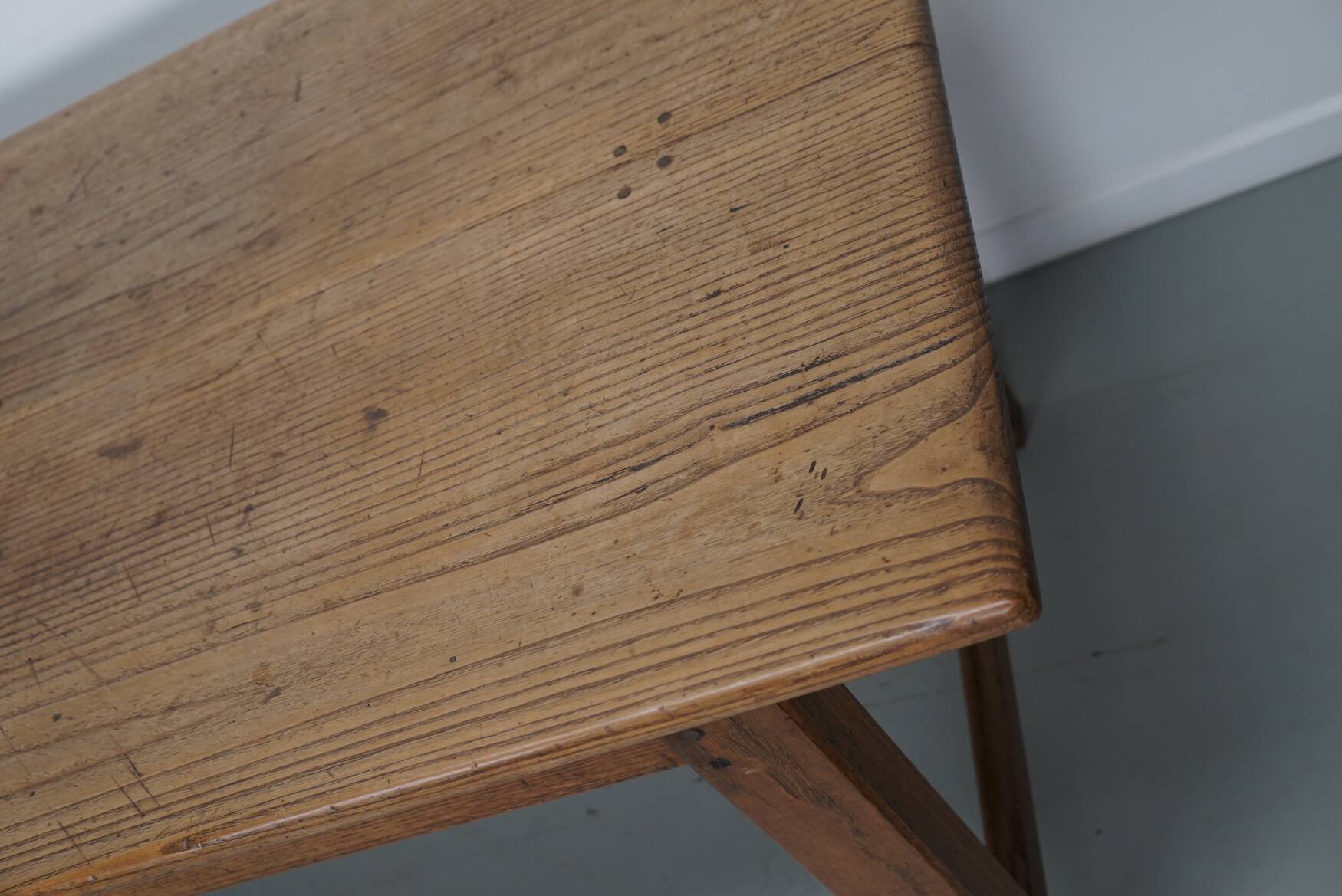 Grande table à manger rustique française du XIXe siècle en orme et chêne