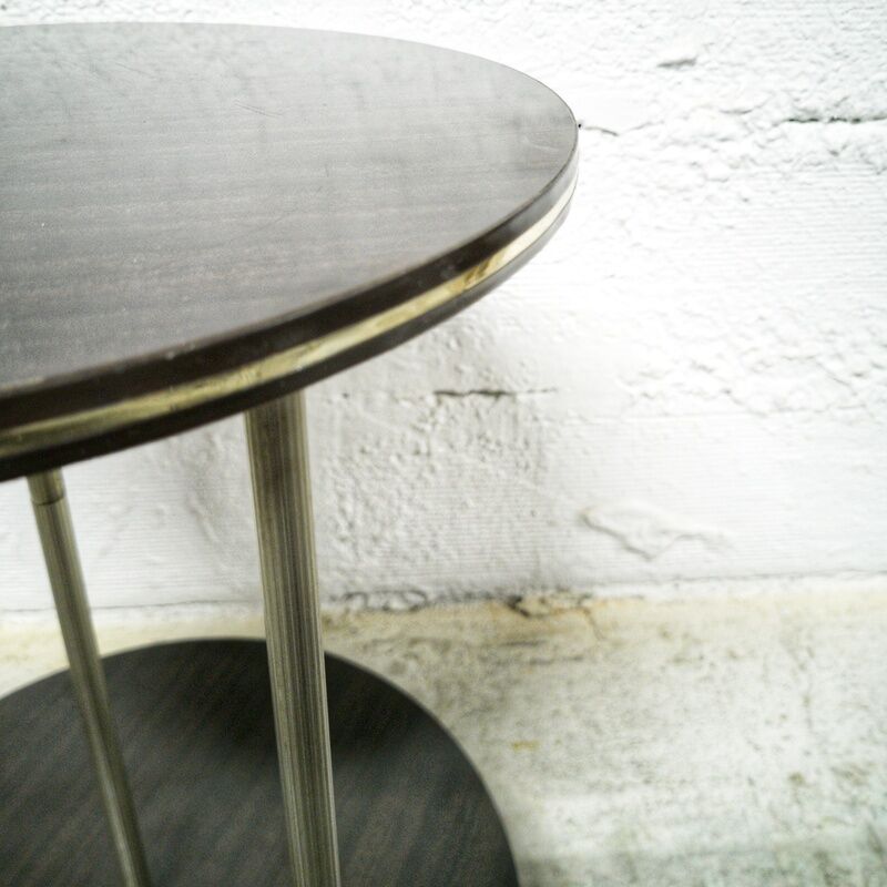 Double-trayed pedestal table