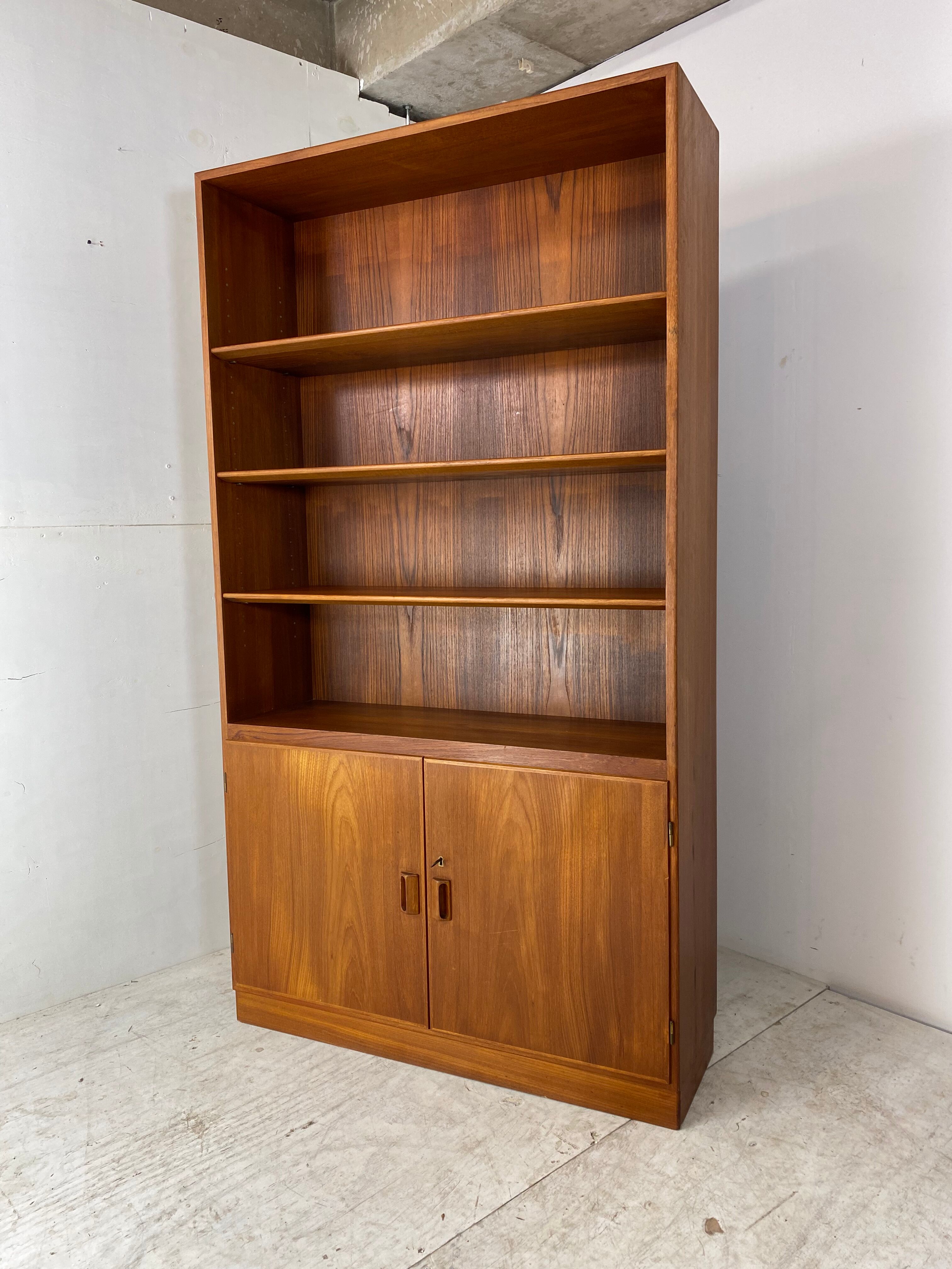Vintage, Danish Scandinavian Design teak cabinet bookcase by Borge Mogensen for Soborg, 1960s