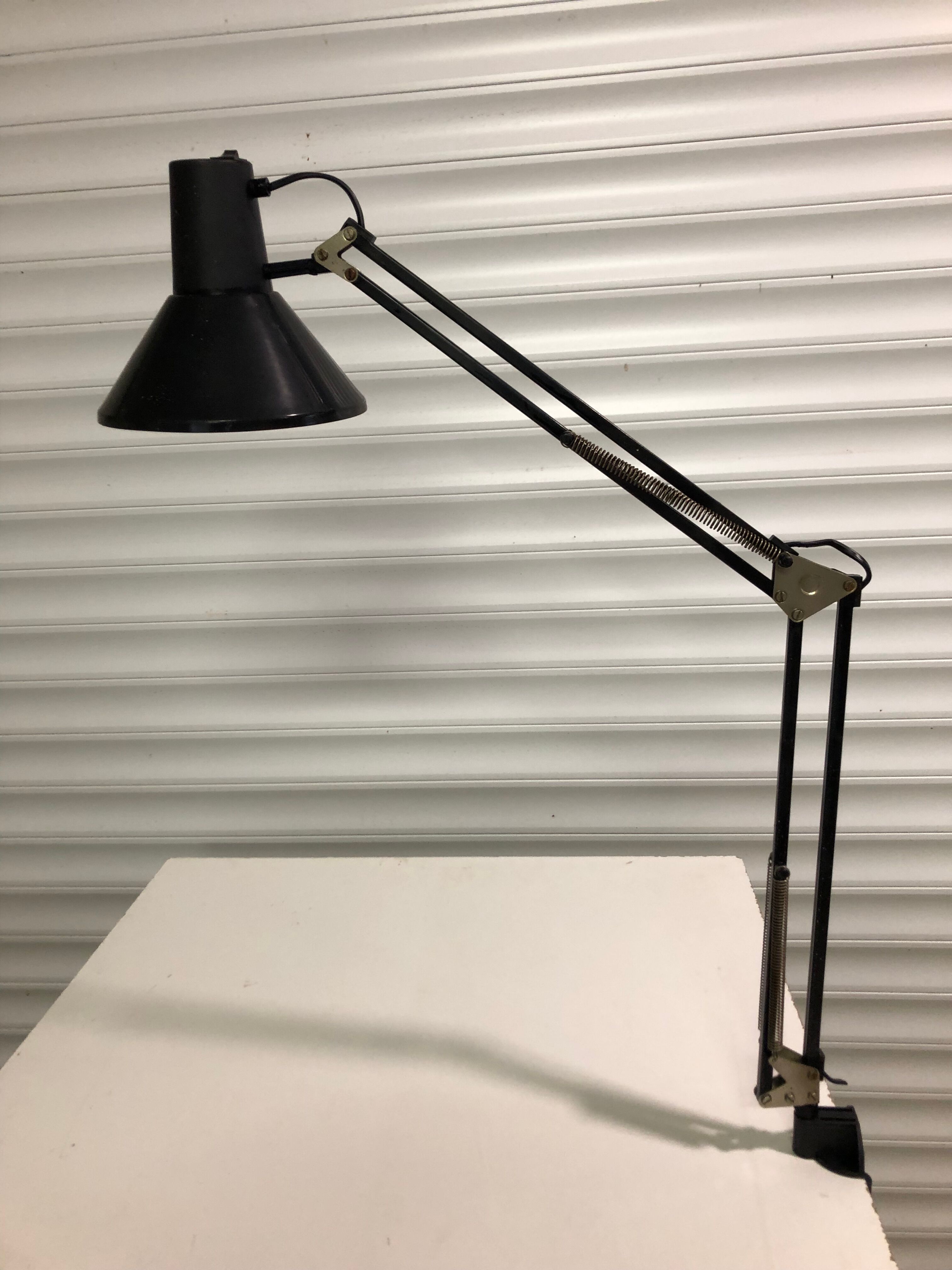 Articulated desk lamp vice clamp