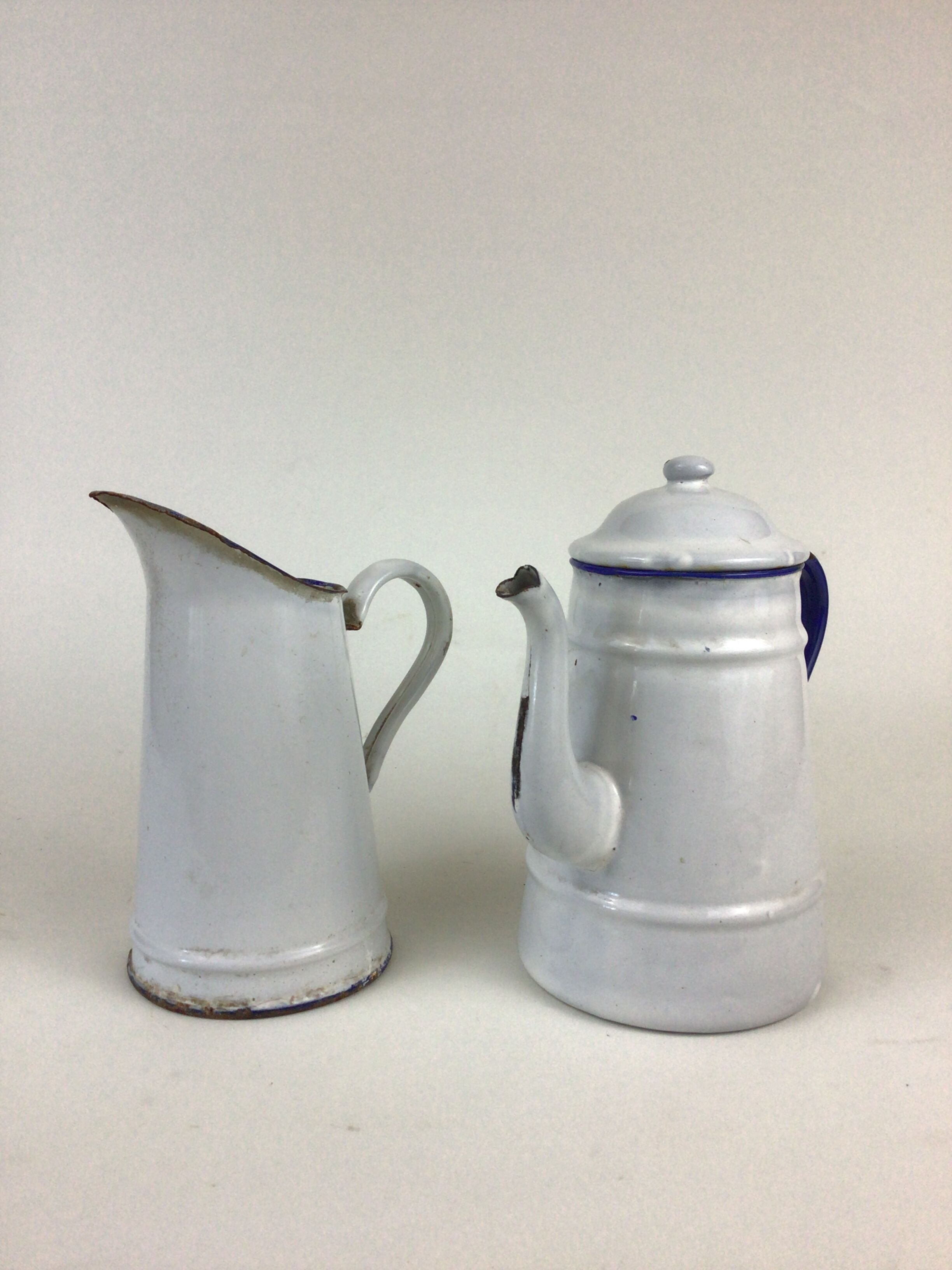 Coffee maker and enamelled sheet metal broc