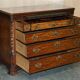Commode George III vers 1770 en noyer par Thomas Chippendale