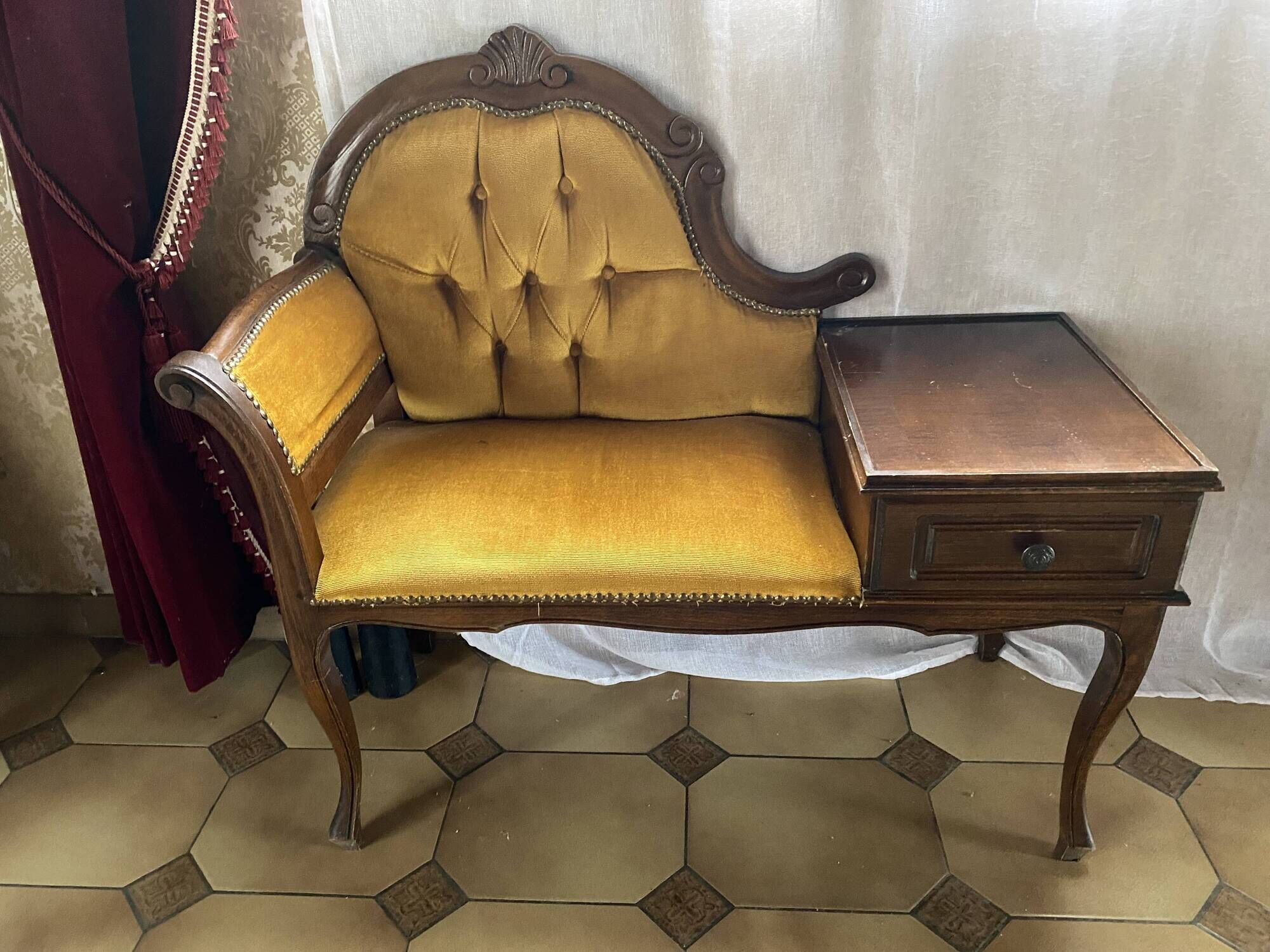 Baroque bench with gossip tablet, vintage mustard velvet, in good condition.