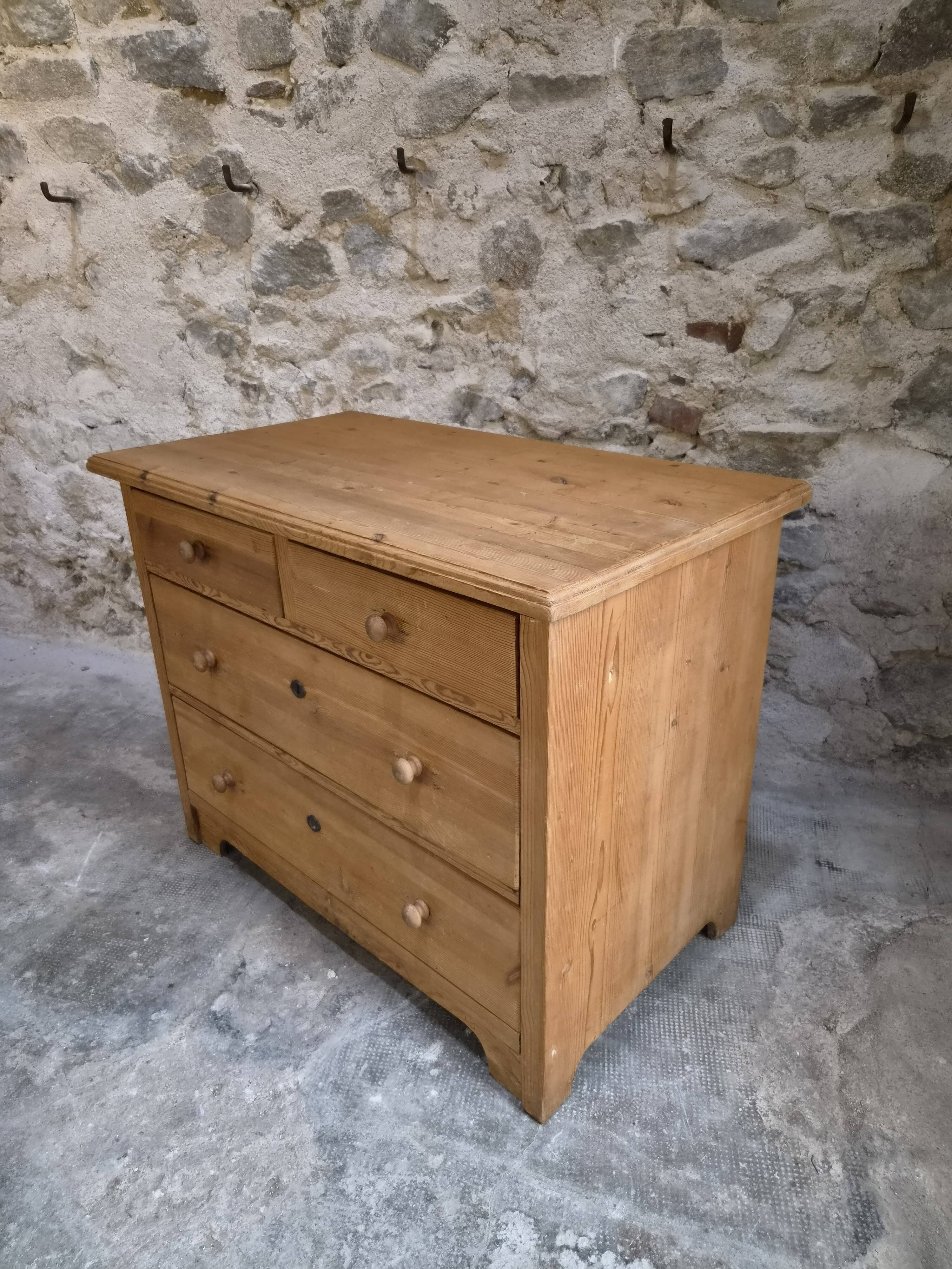 Commode ancienne rustique en pin, 4 tiroirs, vers 1880–1920