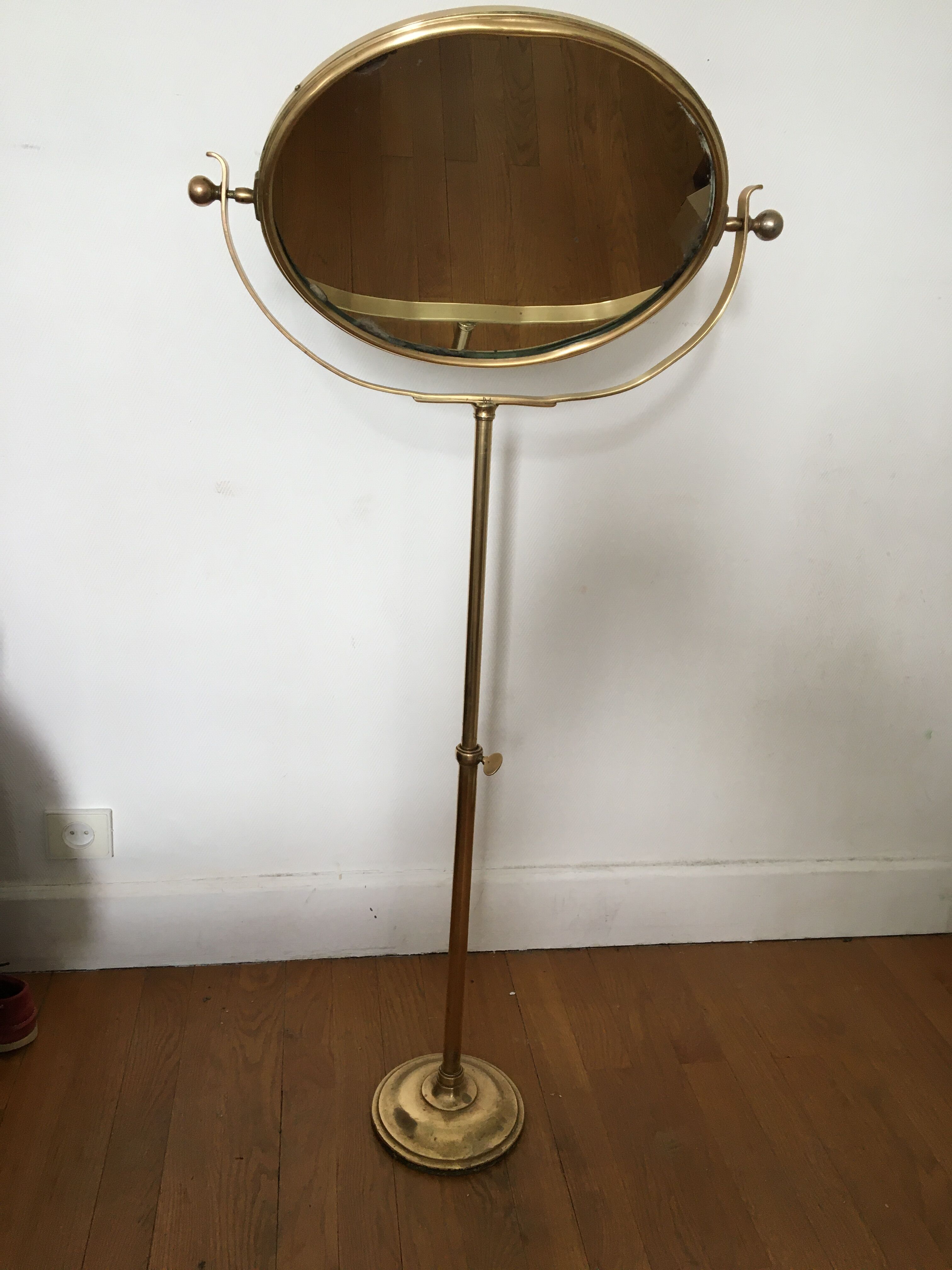 Mirror on store stand