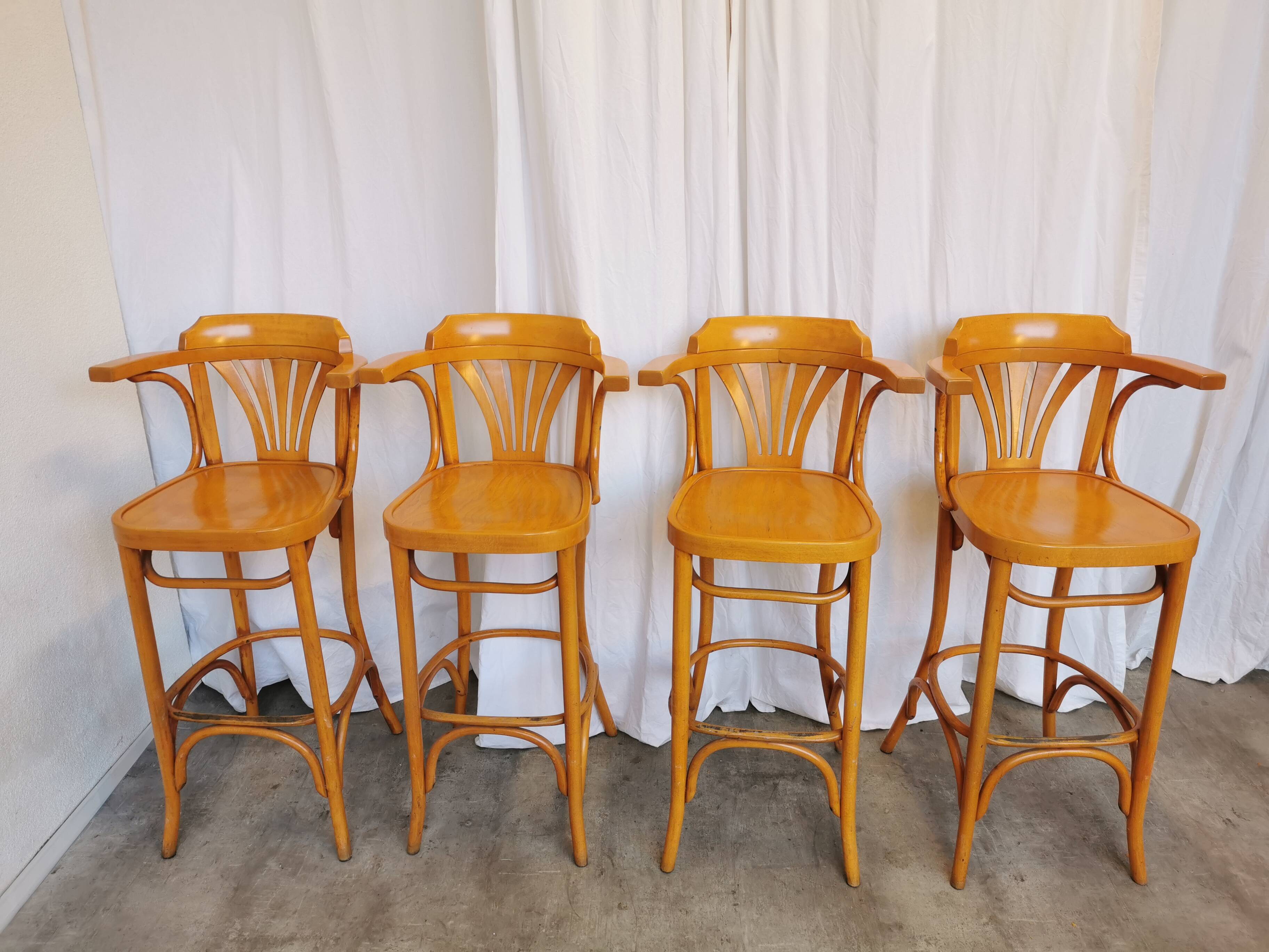 Ensemble de 4 chaises hautes de bar vintage en bois courbé avec accoudoirs / Couleur bois naturel