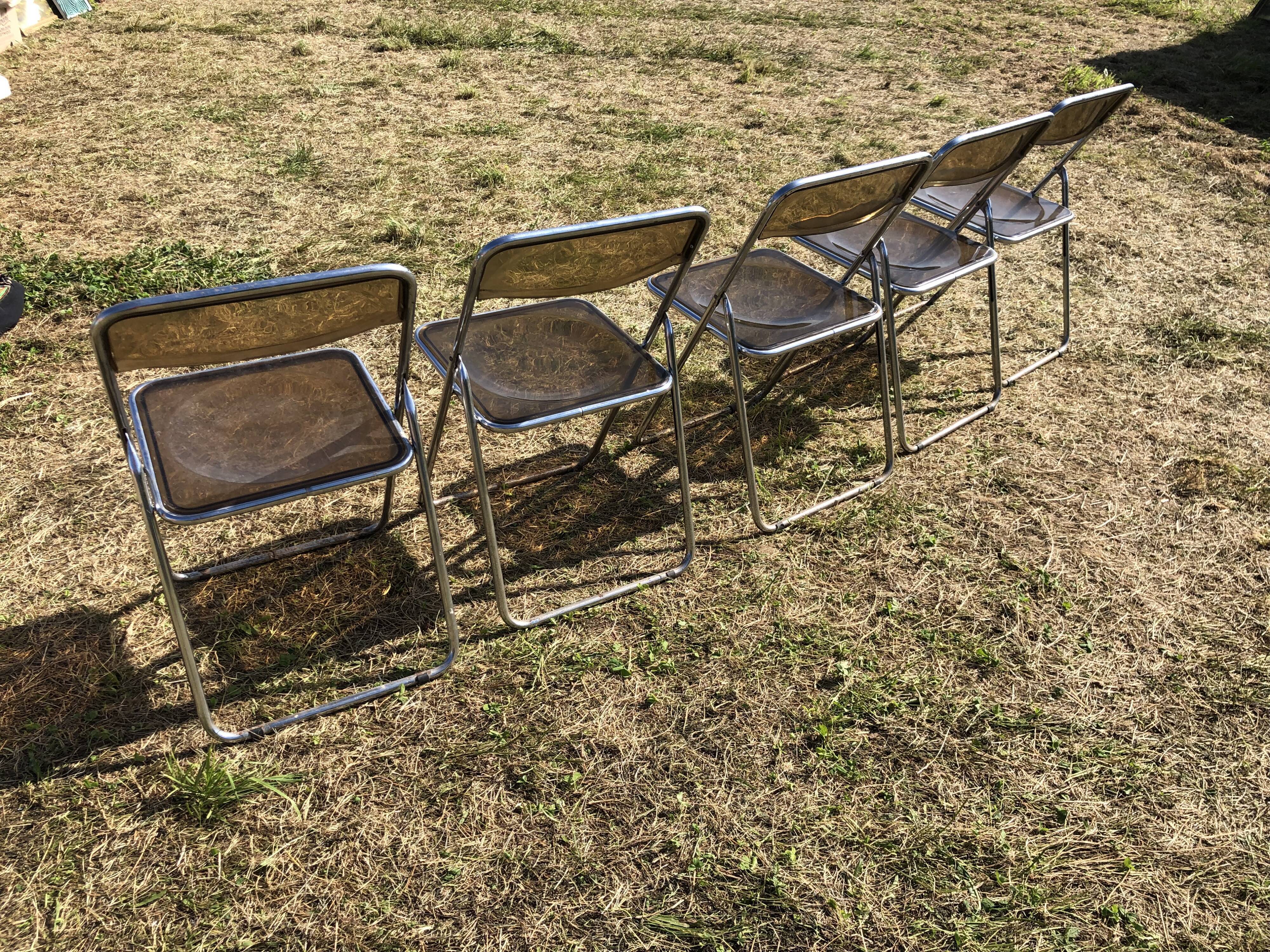 Lot 5 folding chairs in brown plexiglass 70s