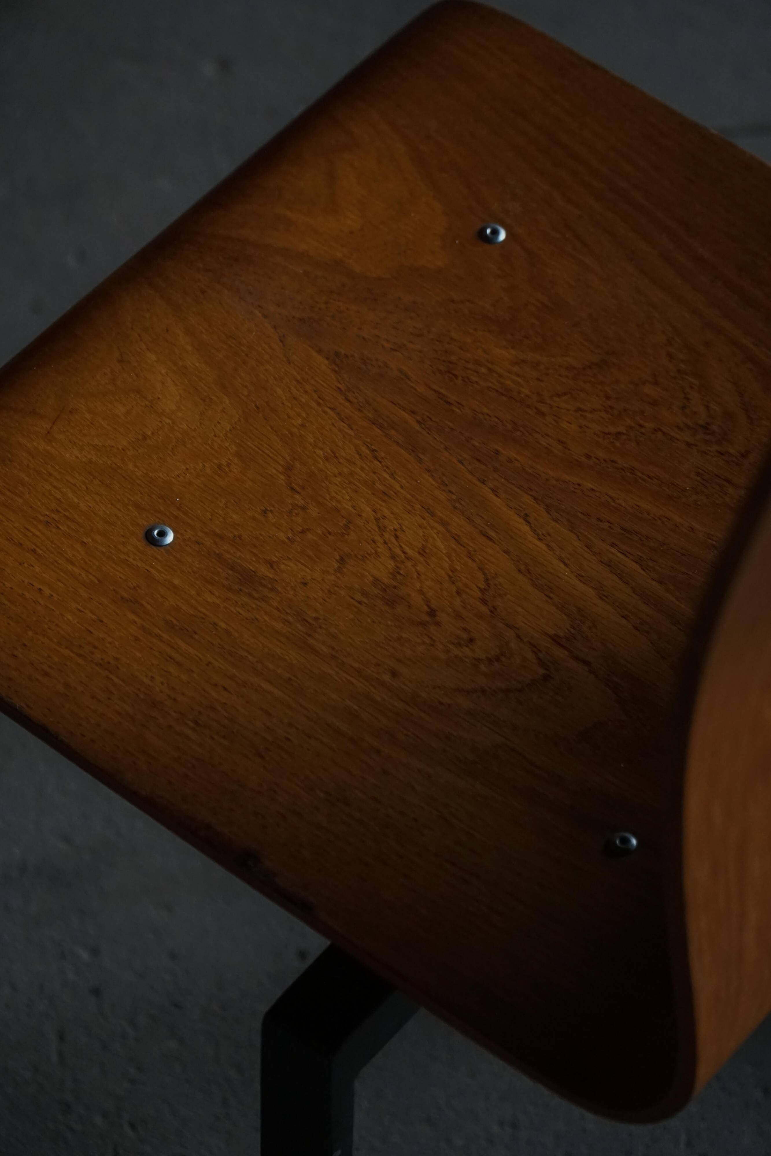 Set of 6 industrial stackable chairs by Niels Larsen, black metal and oak, 1960s.