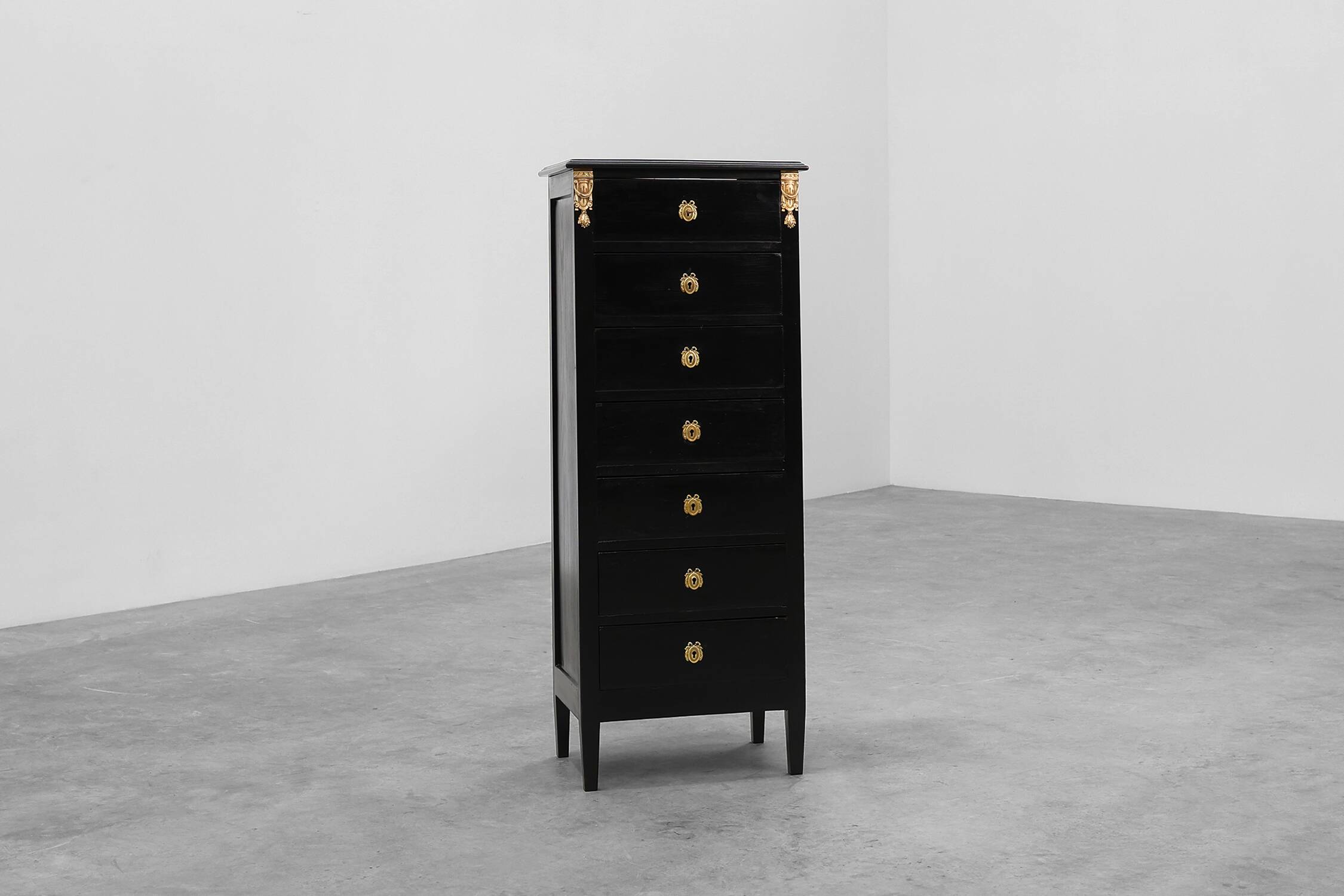 20th Century Louis XV-Style Black Lacquered Chest of Drawers with brass Mou