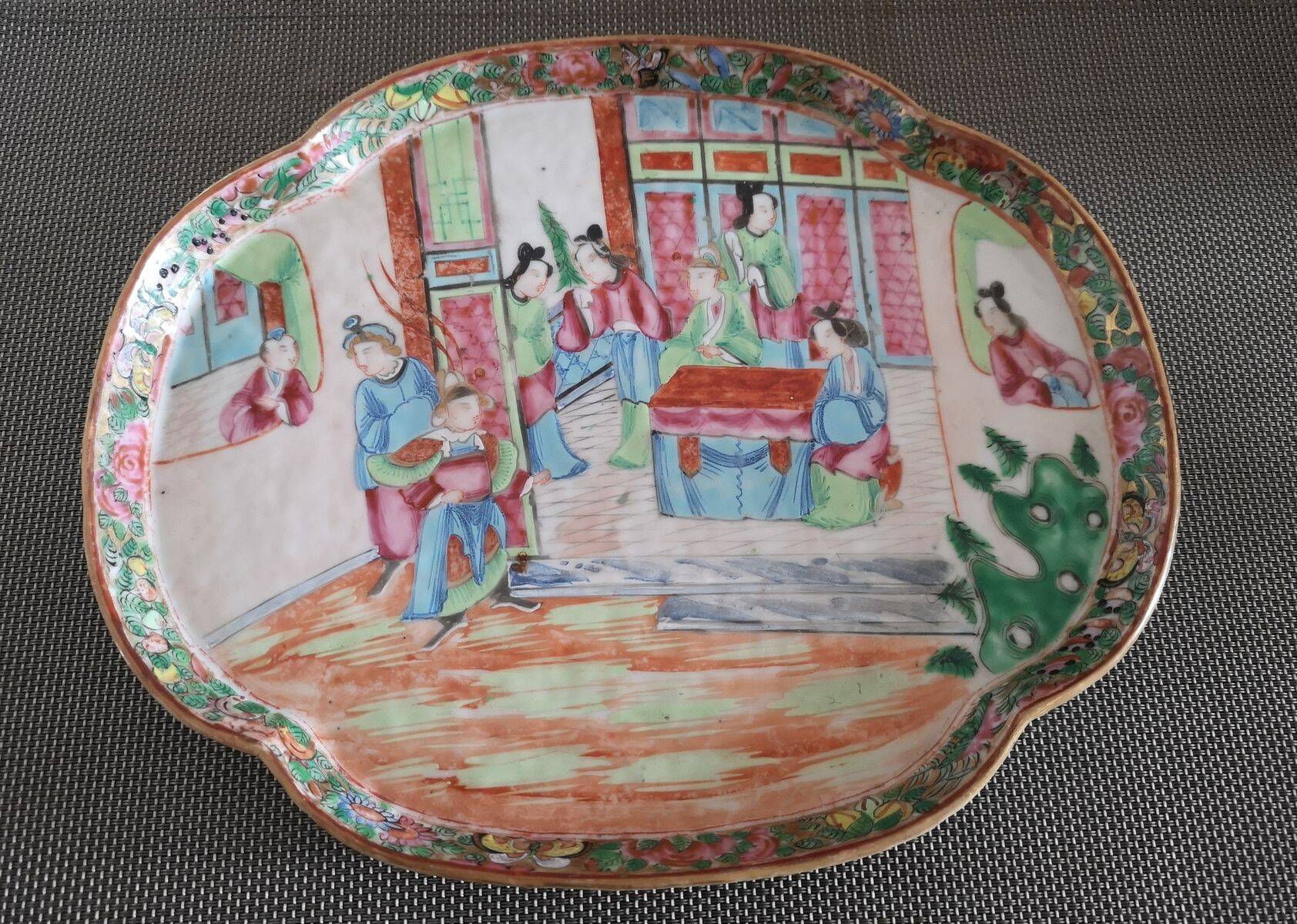 Polylobed oval dish in Cantonese porcelain - 19th century