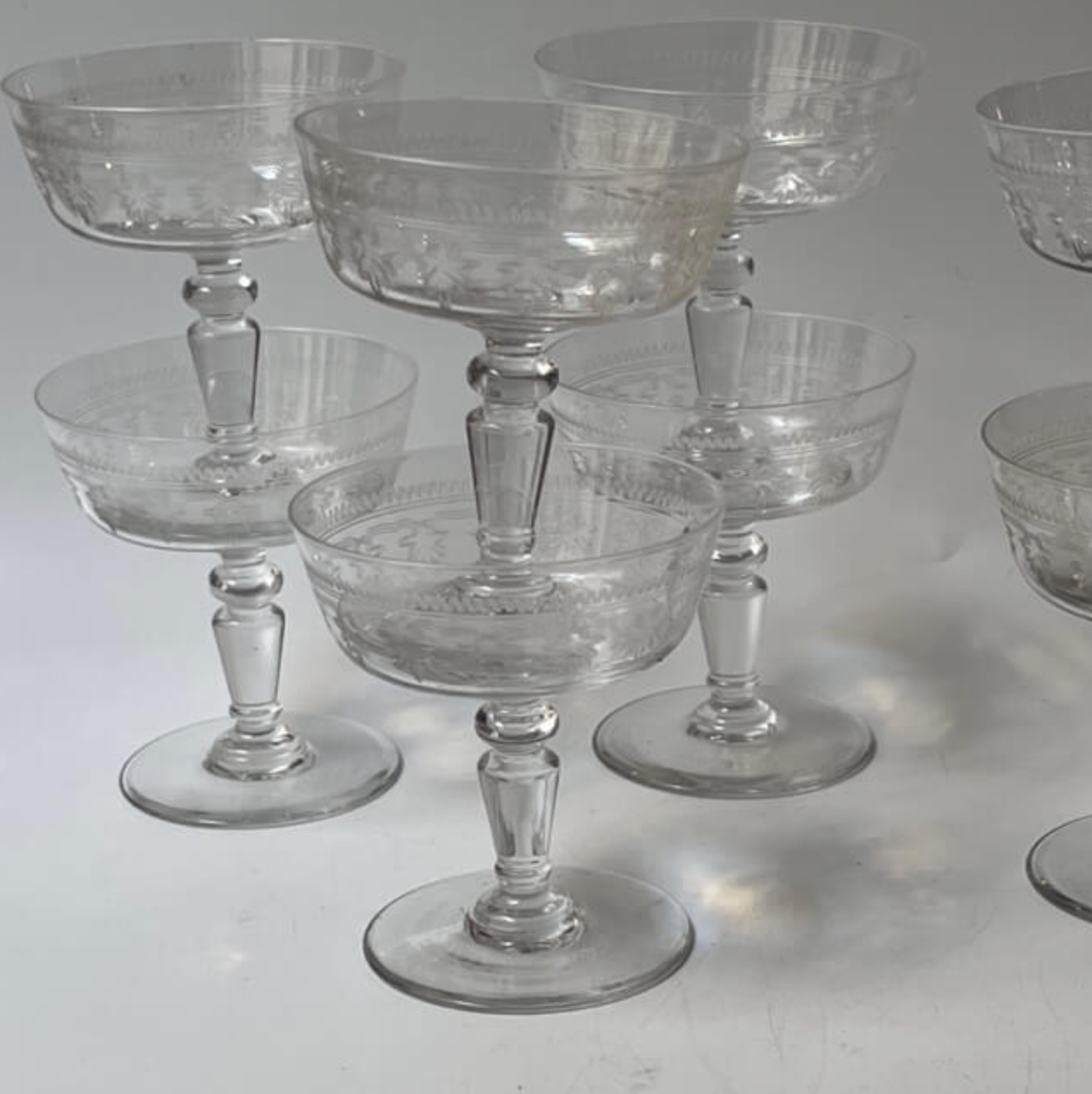 Coupes à champagne en cristal à décor d’entrelacs